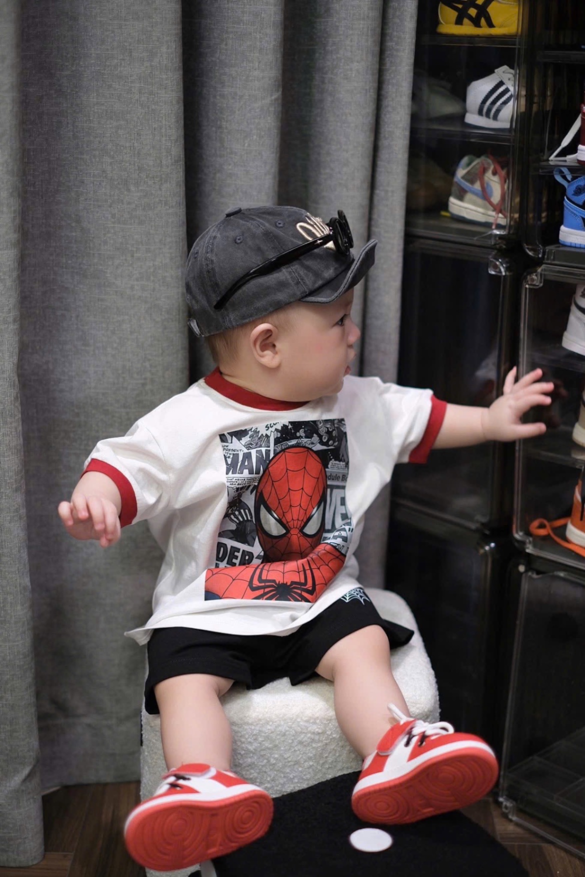 T614 - BỘ ĐÙI BÉ TRAI ÁO TRẮNG MARVEL CỔ VIỀN ĐỎ