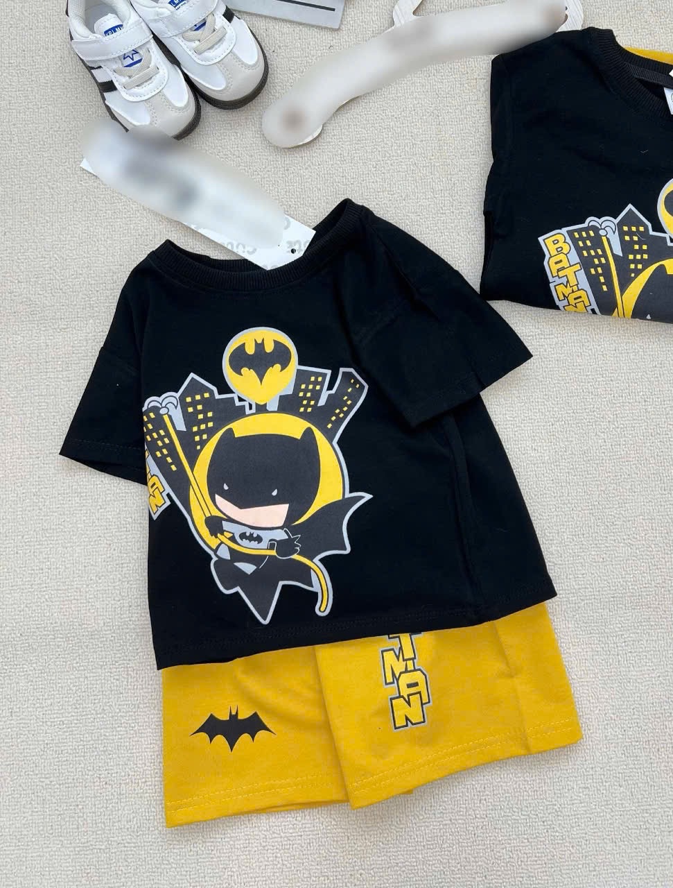 T613 - BỘ ĐÙI BÉ TRAI ÁO ĐEN BATMAN QUẦN VÀNG