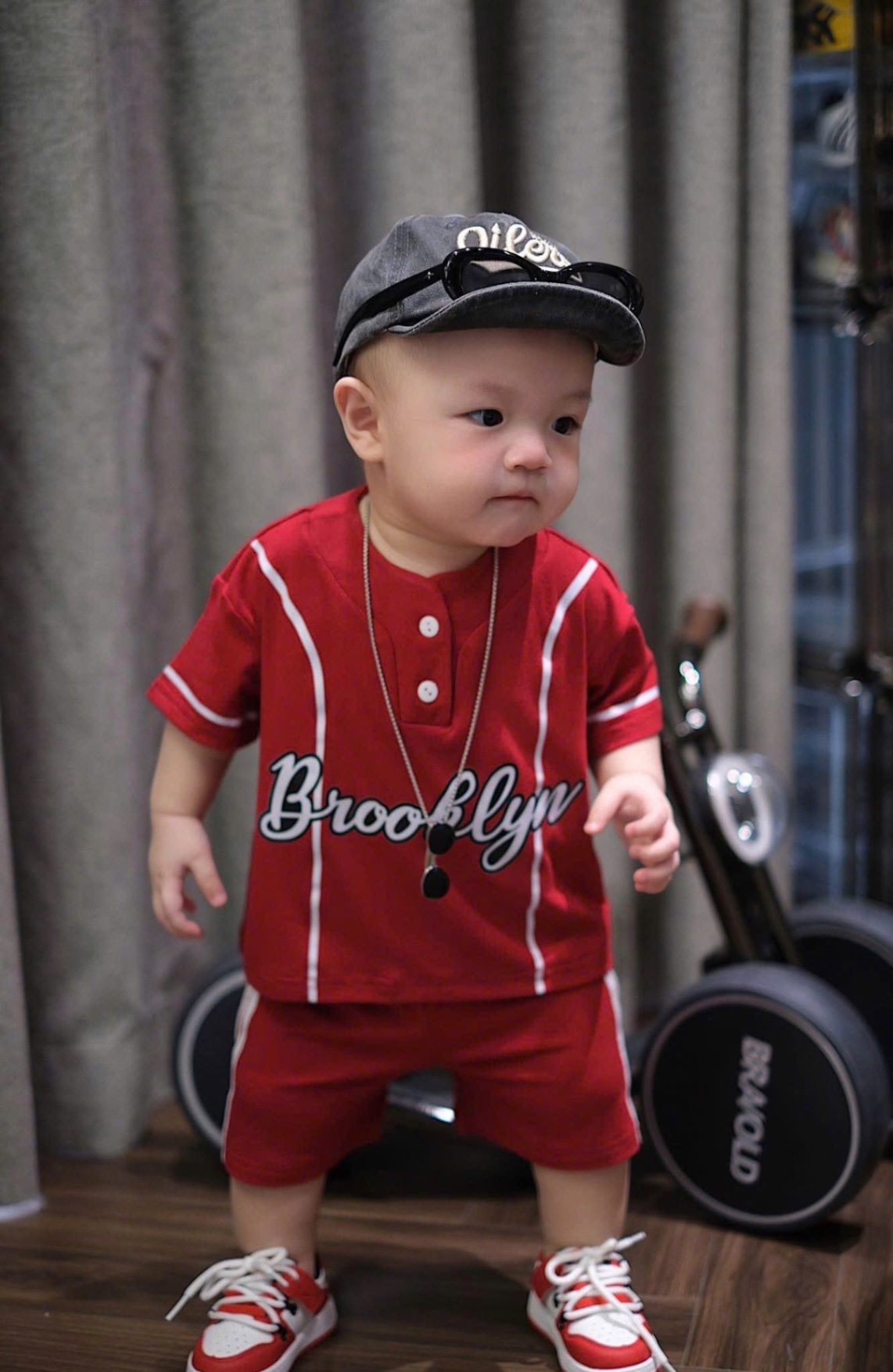 T632 - BỘ ĐÙI BÉ TRAI CỔ CÚC ĐỎ ĐÔ Brooklyn