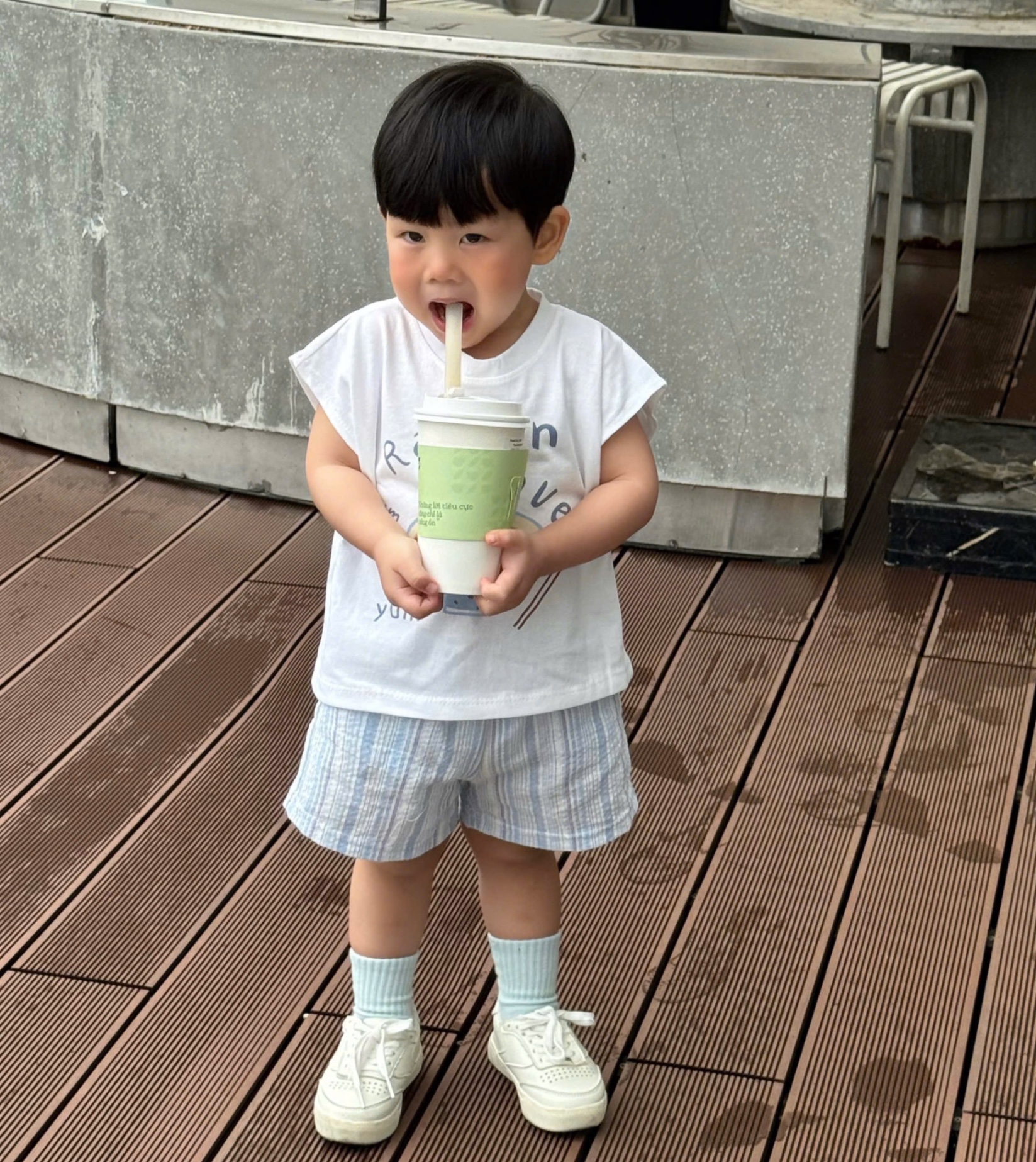 T618 - BỘ ĐÙI BÉ TRAI ÁO TRẮNG MÌ Ramen QUẦN XANH SỌC