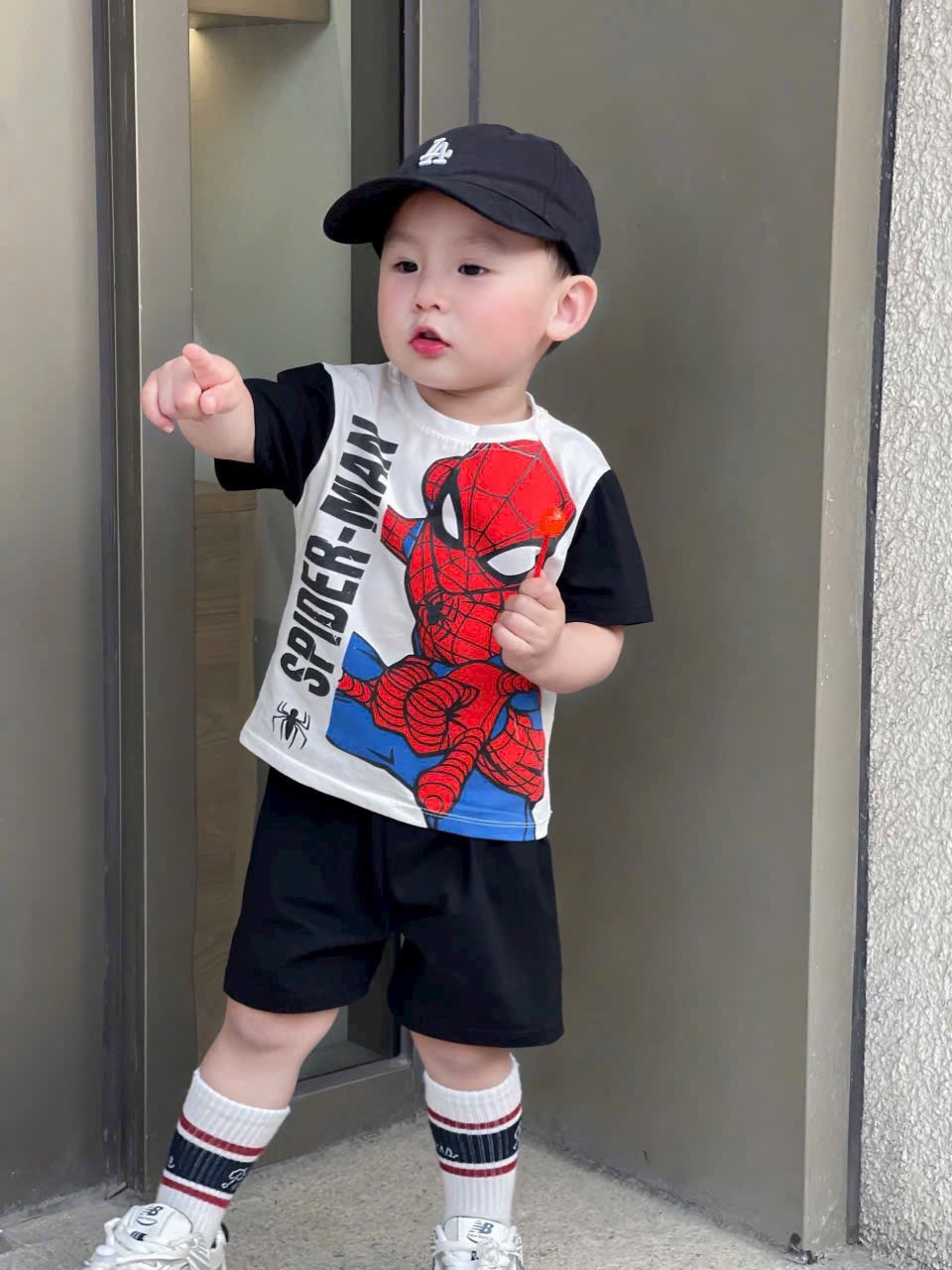 T630 - BỘ ĐÙI BÉ TRAI ÁO TRẮNG TAY ĐEN SPIDERMAN