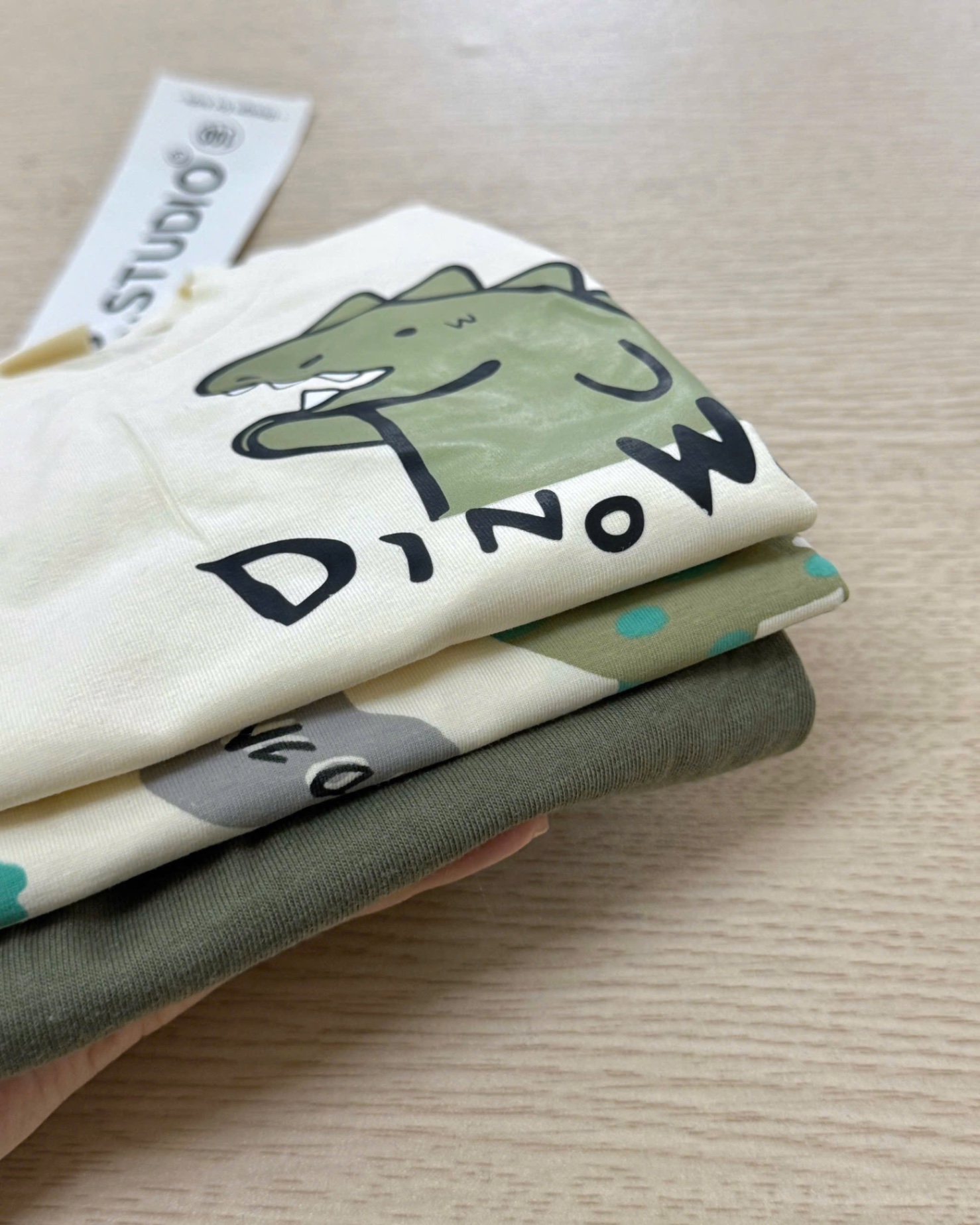 T621 - BỘ ĐÙI BÉ TRAI 2 ÁO 1 QUẦN KHỦNG LONG Dino World