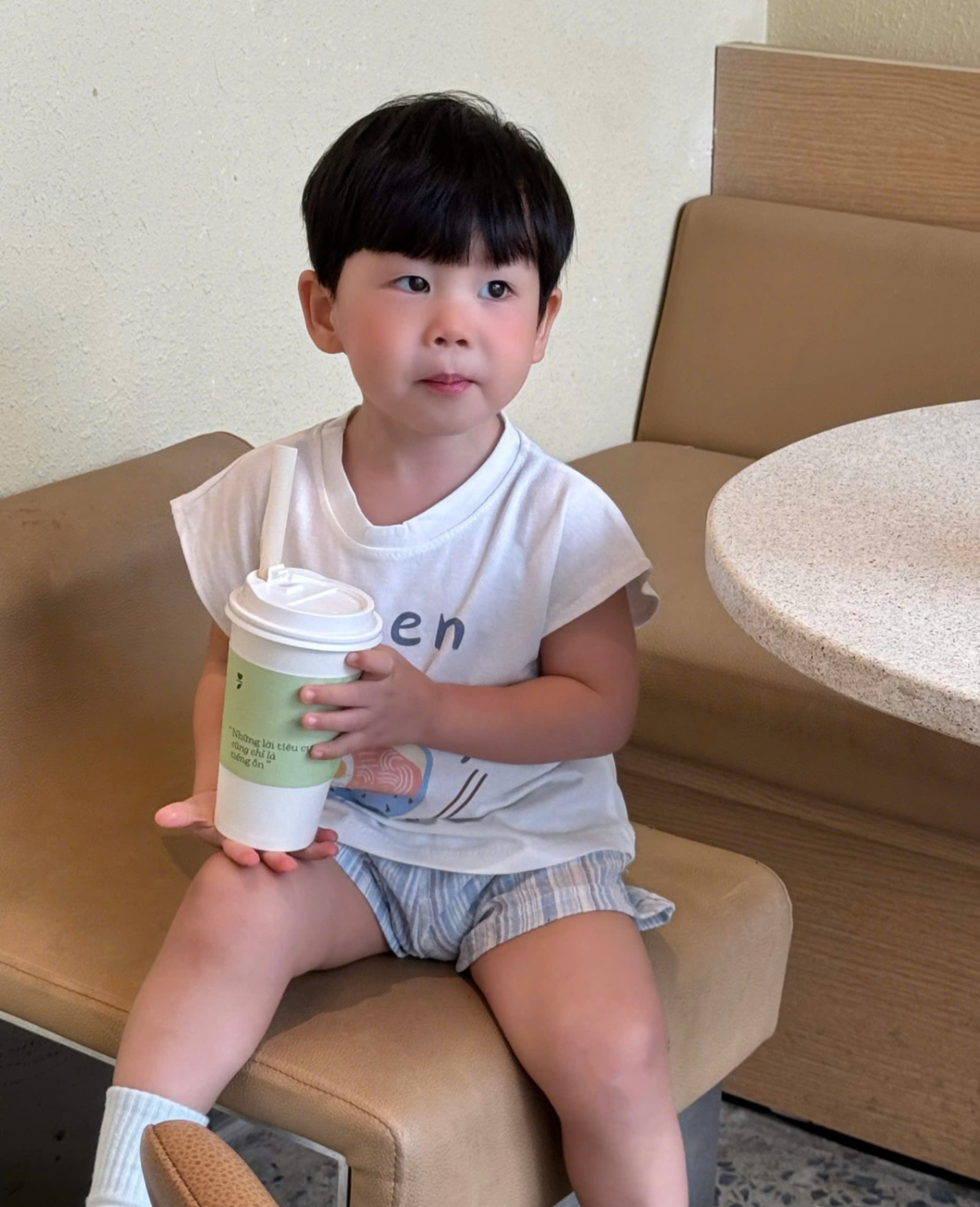 T618 - BỘ ĐÙI BÉ TRAI ÁO TRẮNG MÌ Ramen QUẦN XANH SỌC