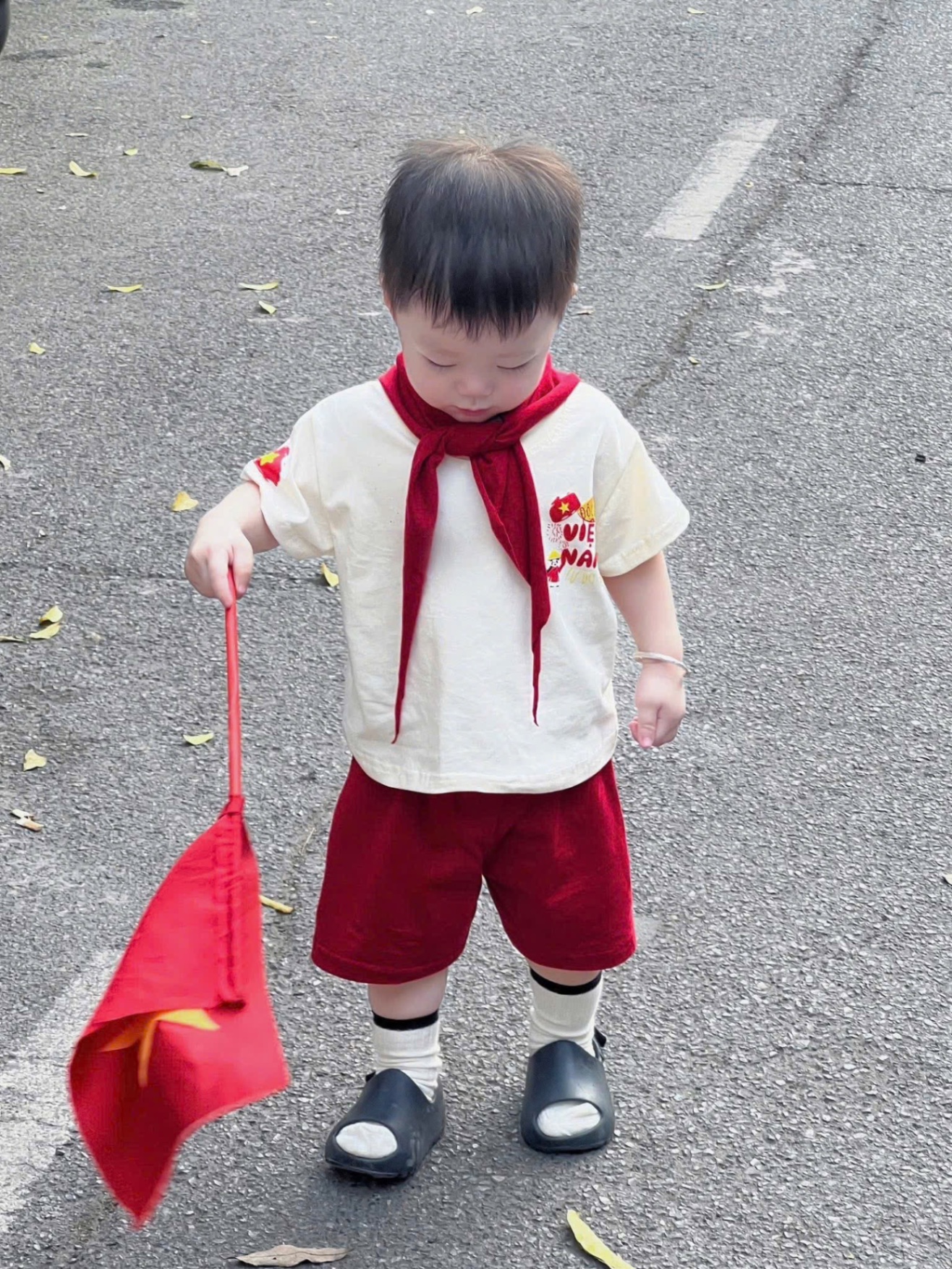 T631 - BỘ ĐÙI BÉ TRAI GÁI ĐỘC LẬP KÈM KHĂN ĐỎ