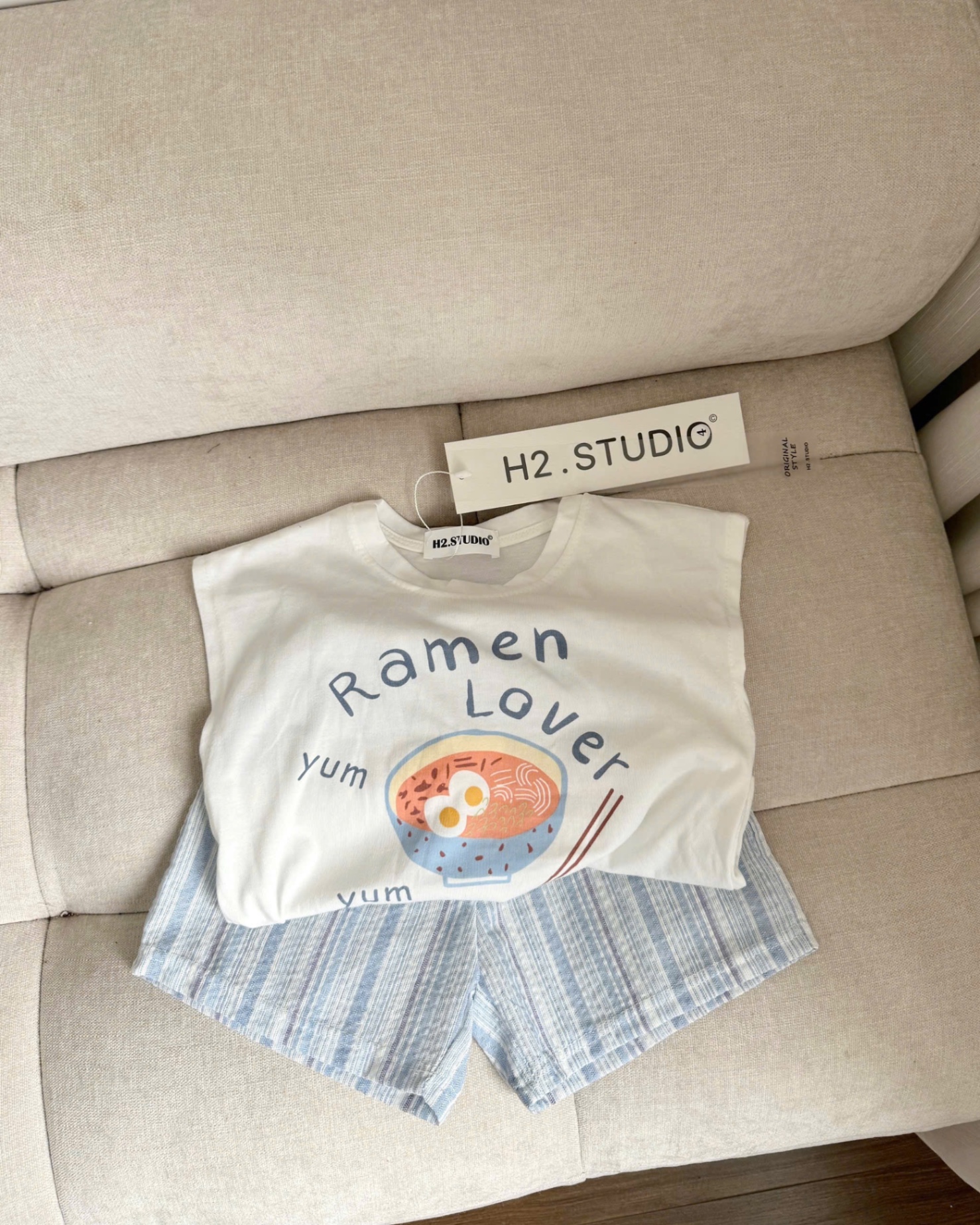 T618 - BỘ ĐÙI BÉ TRAI ÁO TRẮNG MÌ Ramen QUẦN XANH SỌC
