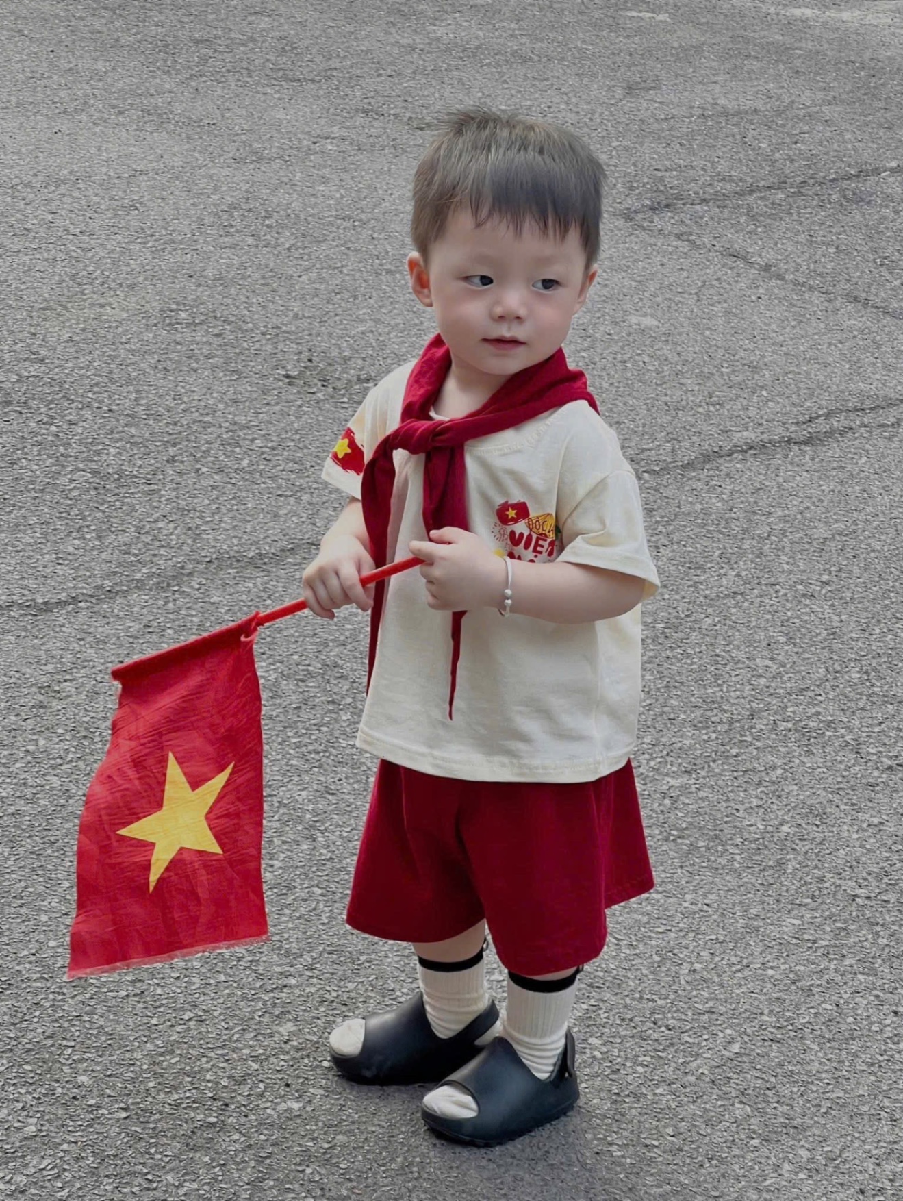 T631 - BỘ ĐÙI BÉ TRAI GÁI ĐỘC LẬP KÈM KHĂN ĐỎ