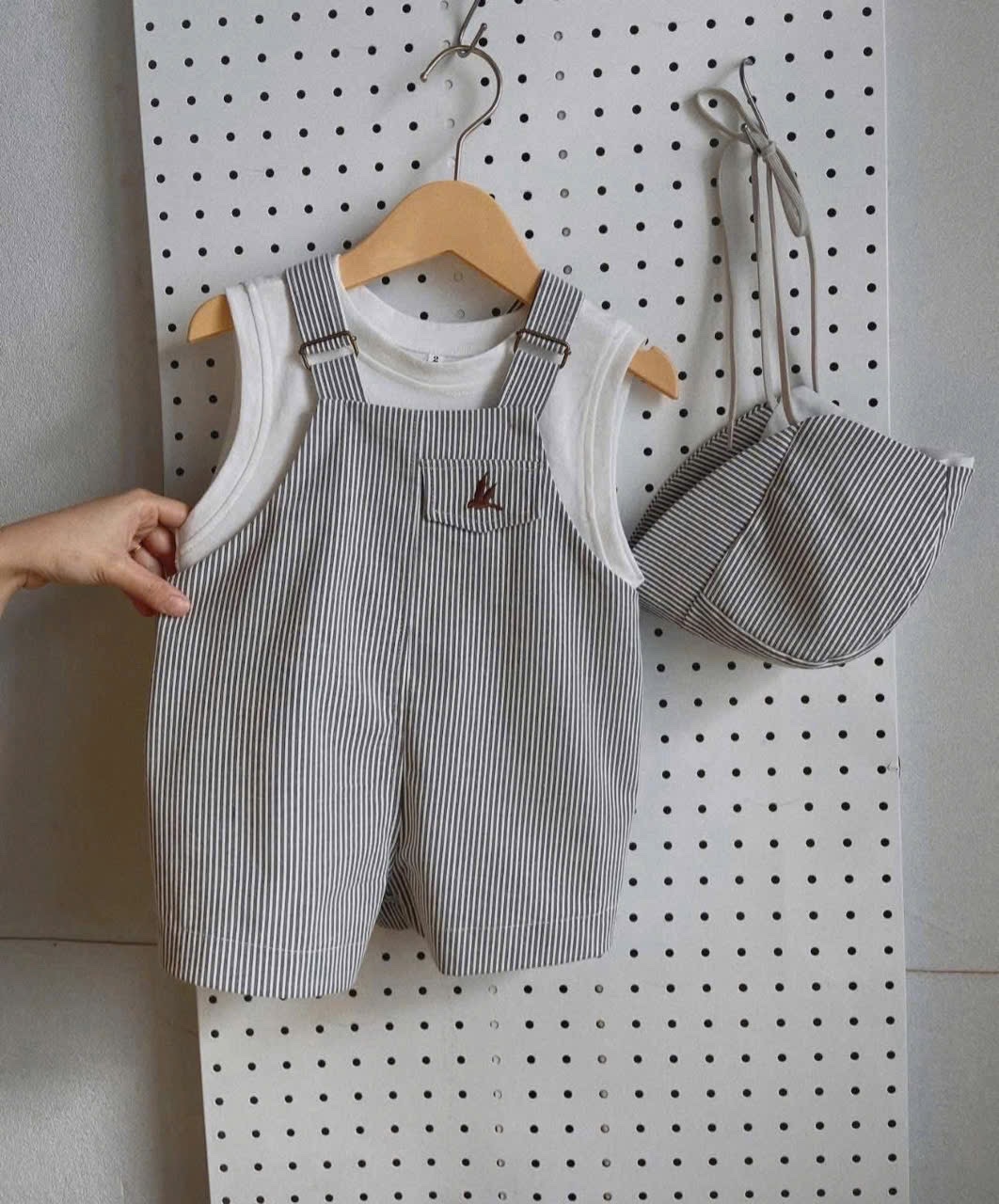 (hàng chờ) T628 - SET YẾM BÉ TRAI KAKI KẺ SỌC PHÔNG TRẮNG KÈM MŨ