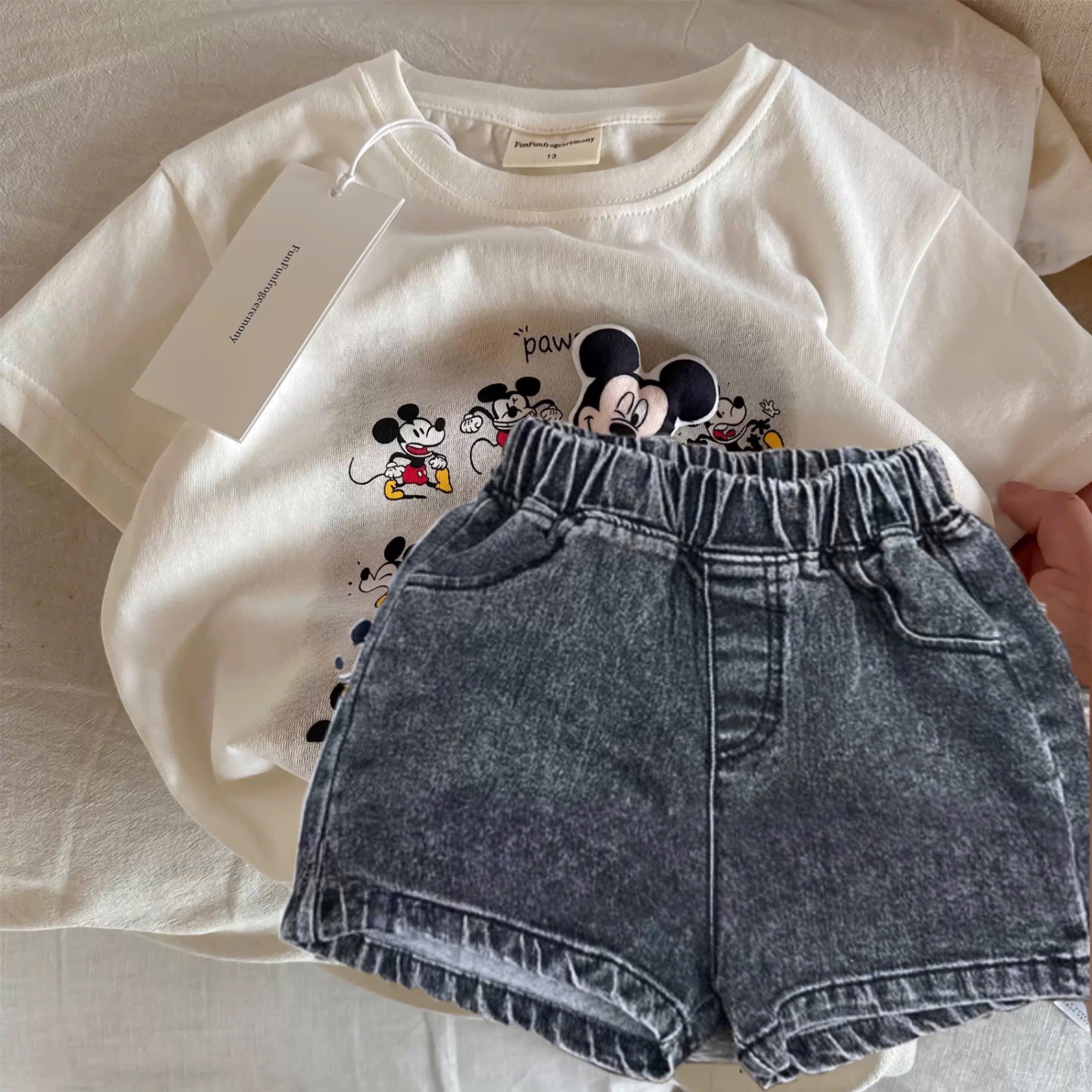 T626 - BỘ ĐÙI BÉ TRAI ÁO TRẮNG MICKEY QUẦN BÒ