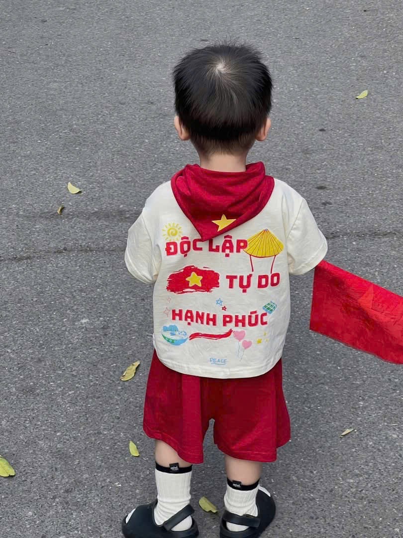 T631 - BỘ ĐÙI BÉ TRAI GÁI ĐỘC LẬP KÈM KHĂN ĐỎ