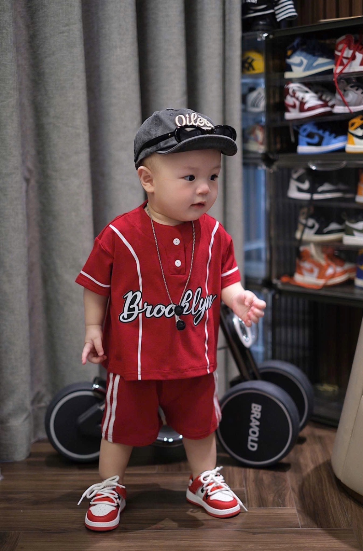 T632 - BỘ ĐÙI BÉ TRAI CỔ CÚC ĐỎ ĐÔ Brooklyn