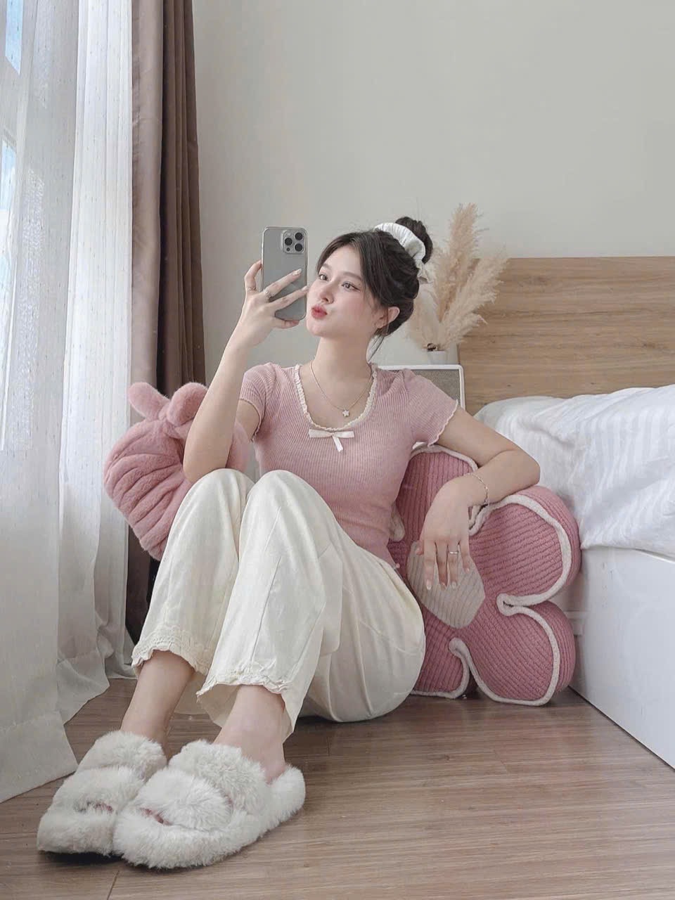 S948 - BỘ NỮ ÁO TĂM HỒNG NƠ REN QUẦN SUÔNG BE