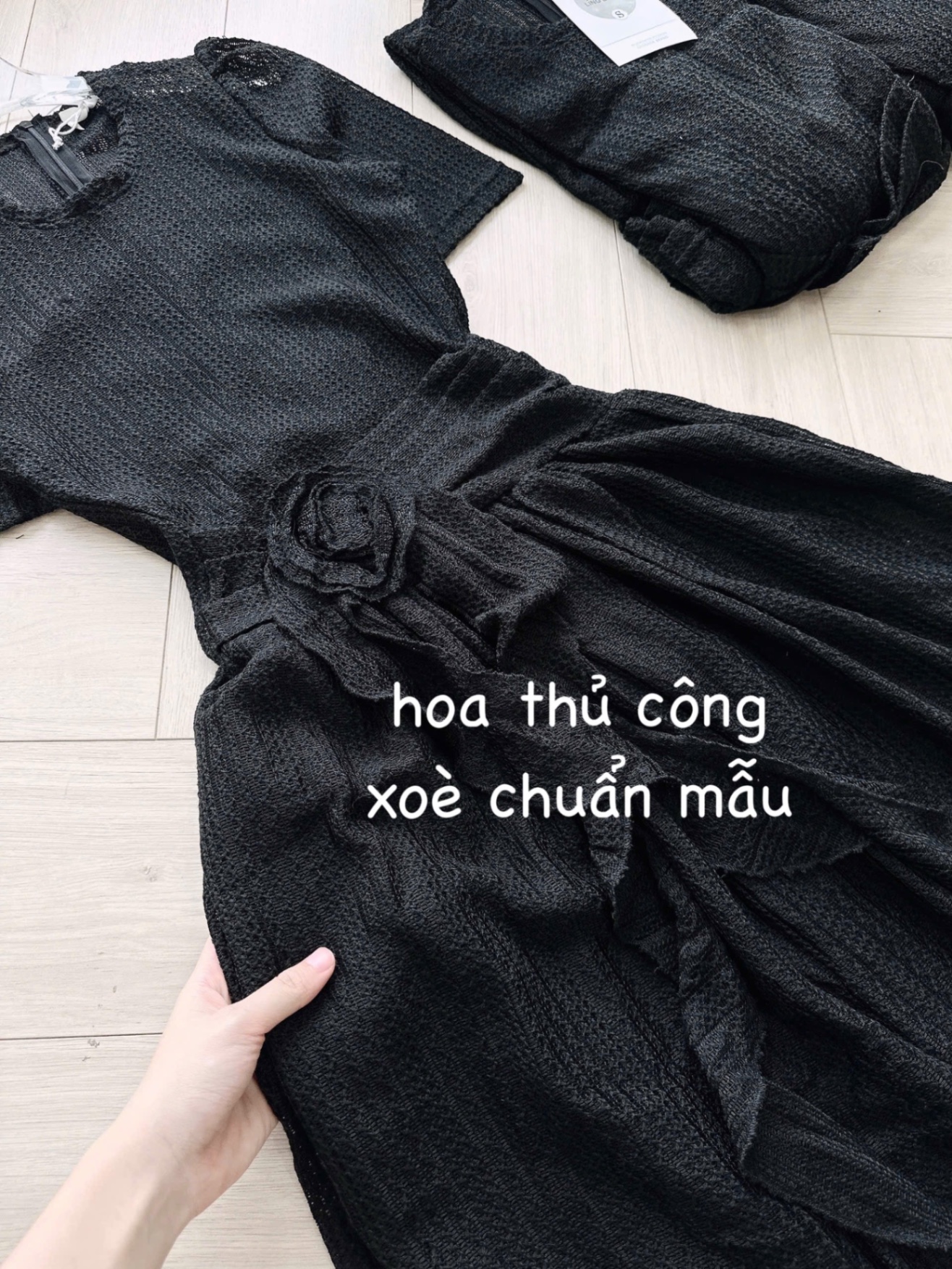 V466 - VÁY ĐEN REN LI EO ĐÍNH DÂY HOA