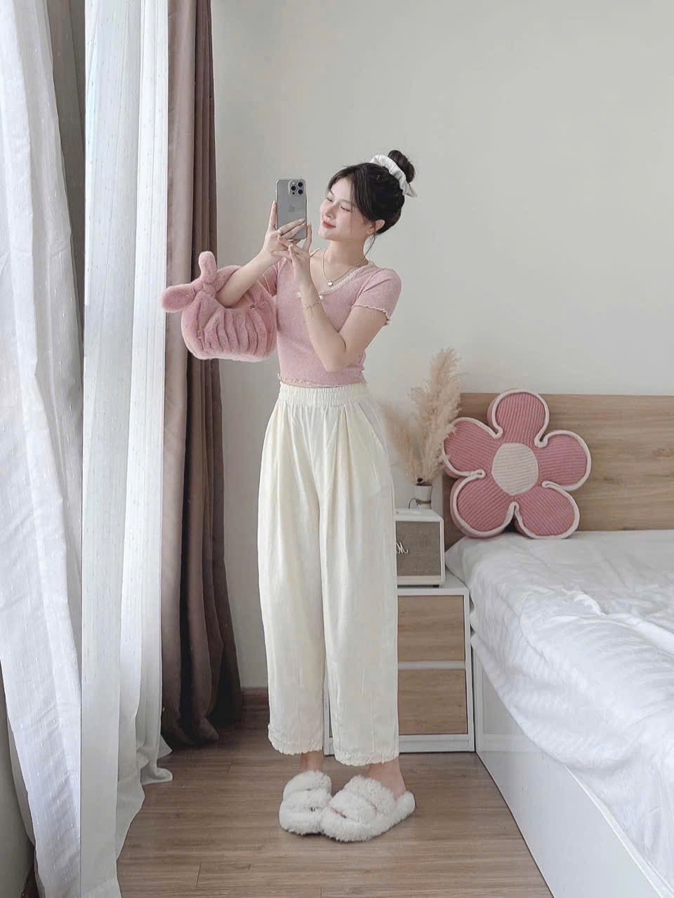 S948 - BỘ NỮ ÁO TĂM HỒNG NƠ REN QUẦN SUÔNG BE