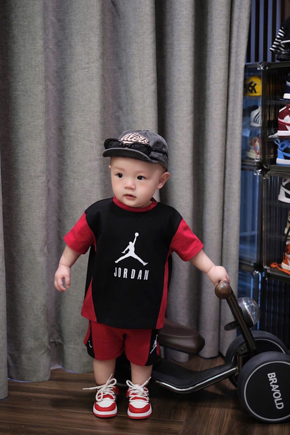 T637 - BỘ ĐÙI BÉ TRAI ÁO ĐEN TAY ĐỎ JORDAN