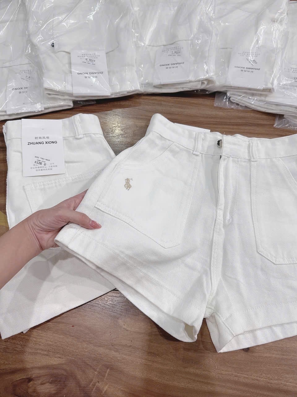 QNU586 - QUẦN SOOC JEANS TRẮNG TÚI TO THÊU KỊ SĨ