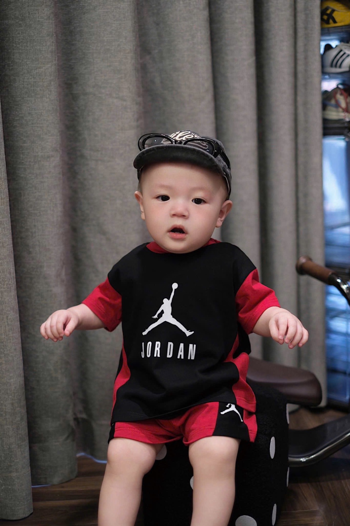 T637 - BỘ ĐÙI BÉ TRAI ÁO ĐEN TAY ĐỎ JORDAN