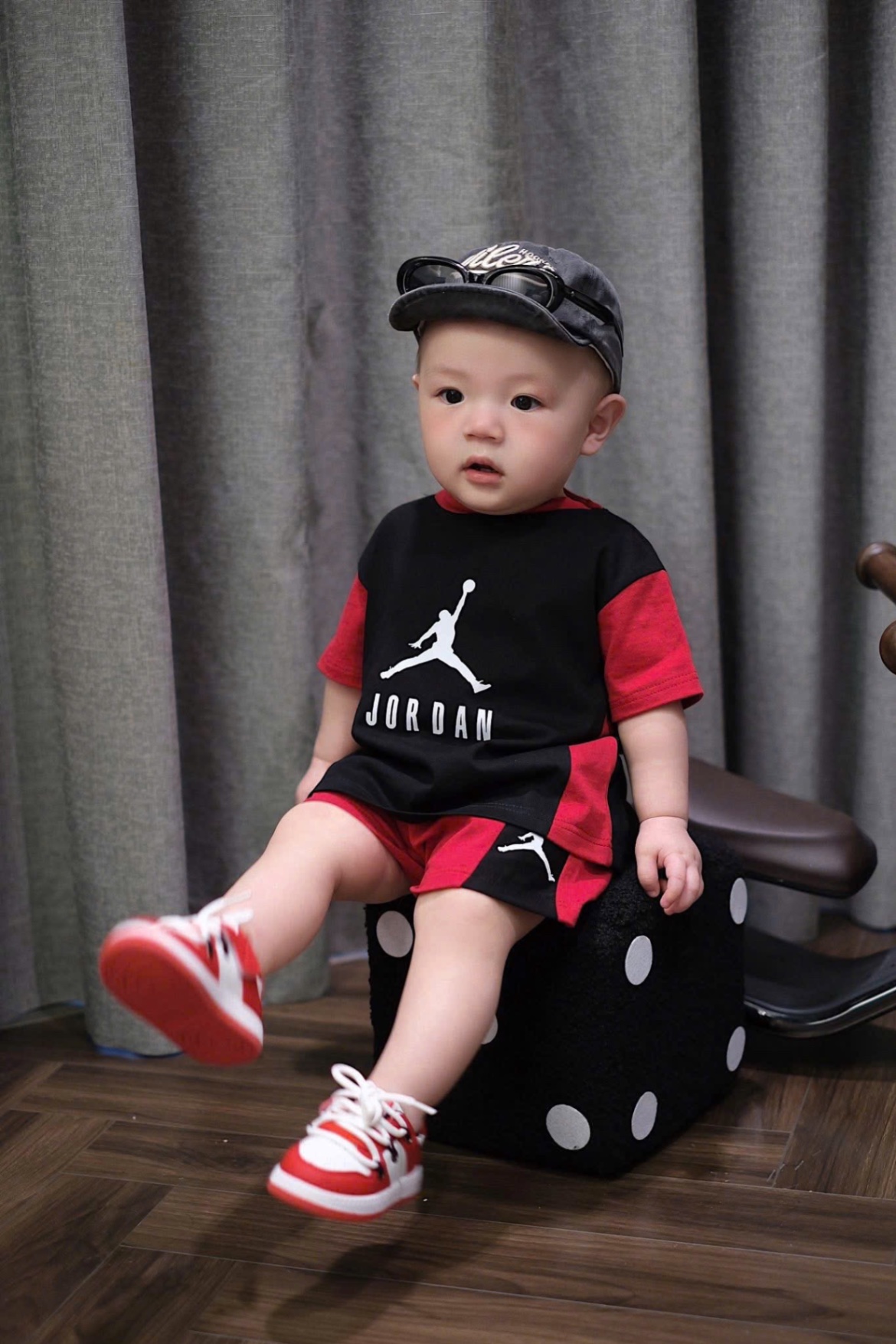 T637 - BỘ ĐÙI BÉ TRAI ÁO ĐEN TAY ĐỎ JORDAN
