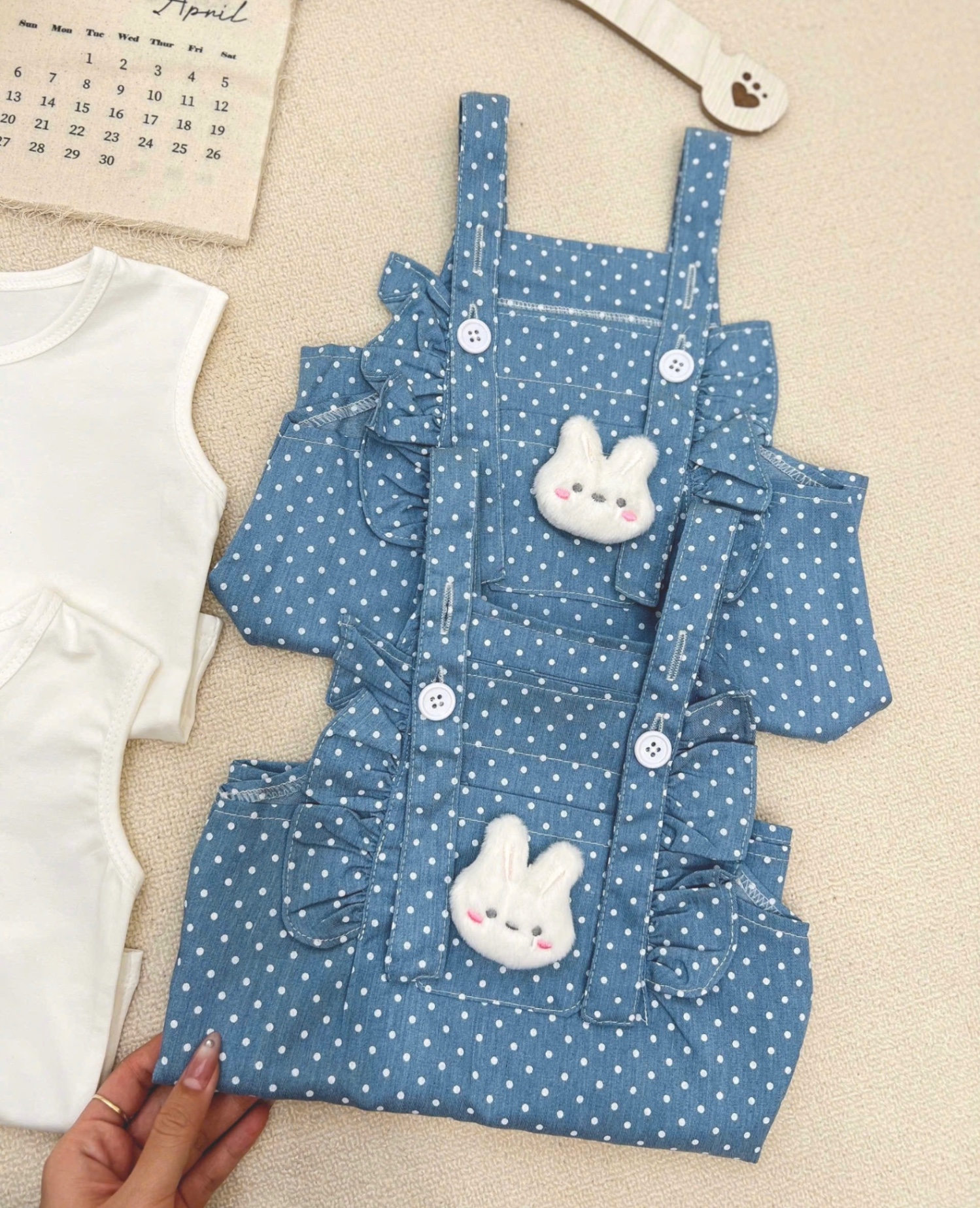 G583 - SET YẾM BÒ BÉ GÁI CHẤM BI MIX ÁO TRẮNG KÈM MŨ