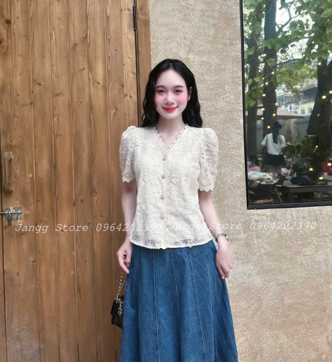 ANU213 - ÁO BE REN NỔI CÀI CÚC NGỌC