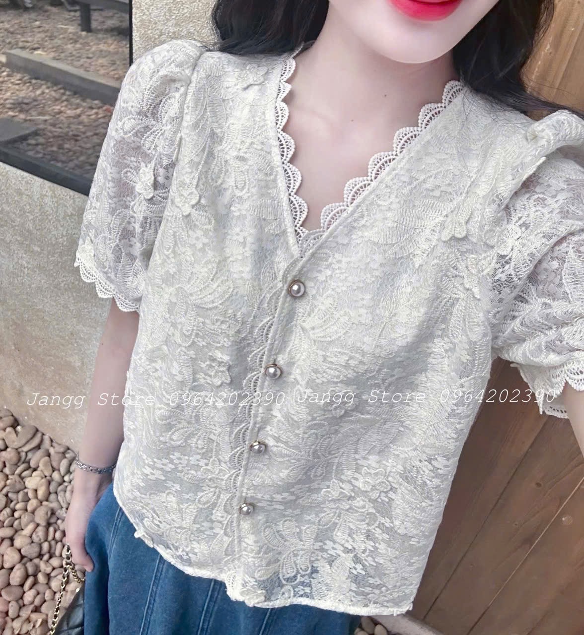 ANU213 - ÁO BE REN NỔI CÀI CÚC NGỌC
