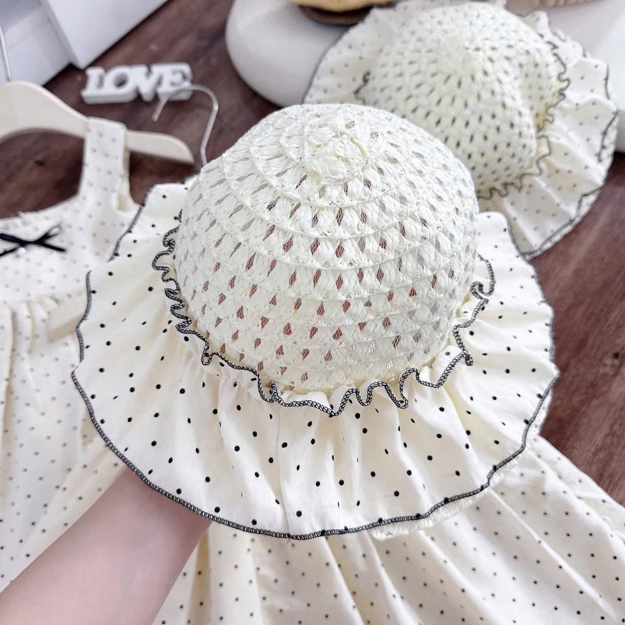 VB533 - VÁY BÉ GÁI BABYDOLL TRẮNG CHẤM BI SÁT NÁCH KÈM MŨ