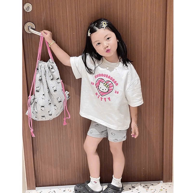 G589 - SET BÉ GÁI ÁO TRẮNG KITTY BAOBAO QUẦN XÁM KÈM BALO