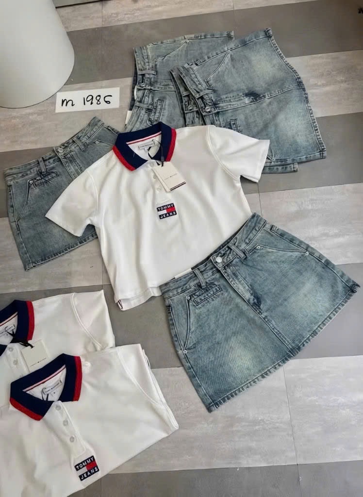 ANU217 - ÁO POLO NỮ TRẮNG TOMMY JEANS CỔ THAN ĐỎ