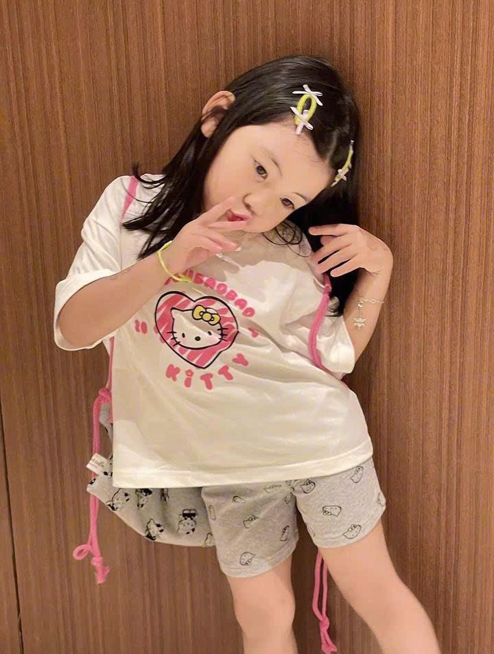 G589 - SET BÉ GÁI ÁO TRẮNG KITTY BAOBAO QUẦN XÁM KÈM BALO