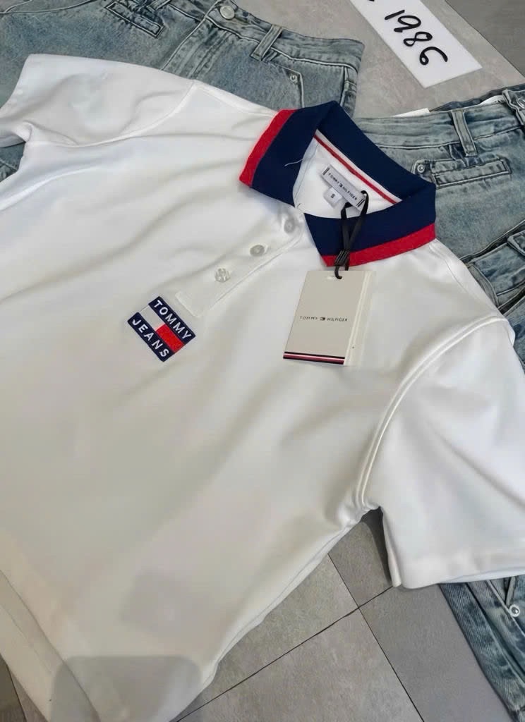 ANU217 - ÁO POLO NỮ TRẮNG TOMMY JEANS CỔ THAN ĐỎ