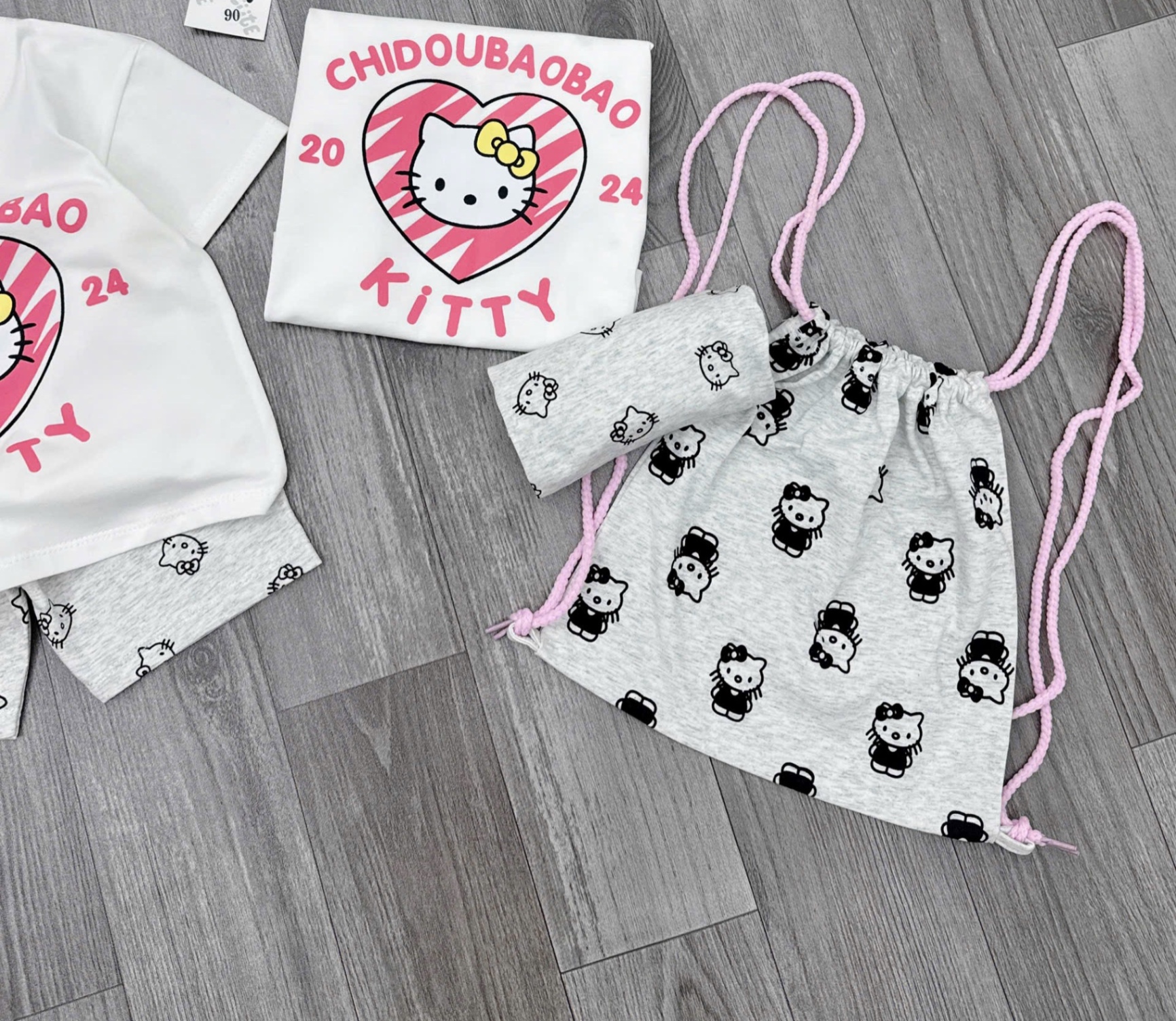 G589 - SET BÉ GÁI ÁO TRẮNG KITTY BAOBAO QUẦN XÁM KÈM BALO