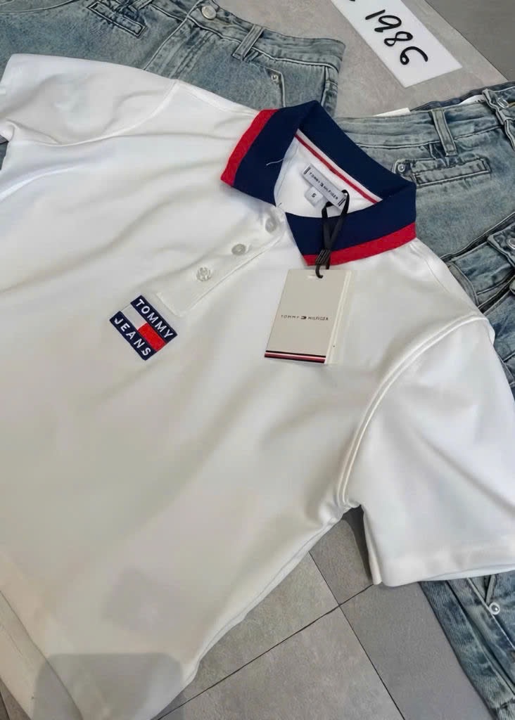 ANU217 - ÁO POLO NỮ TRẮNG TOMMY JEANS CỔ THAN ĐỎ