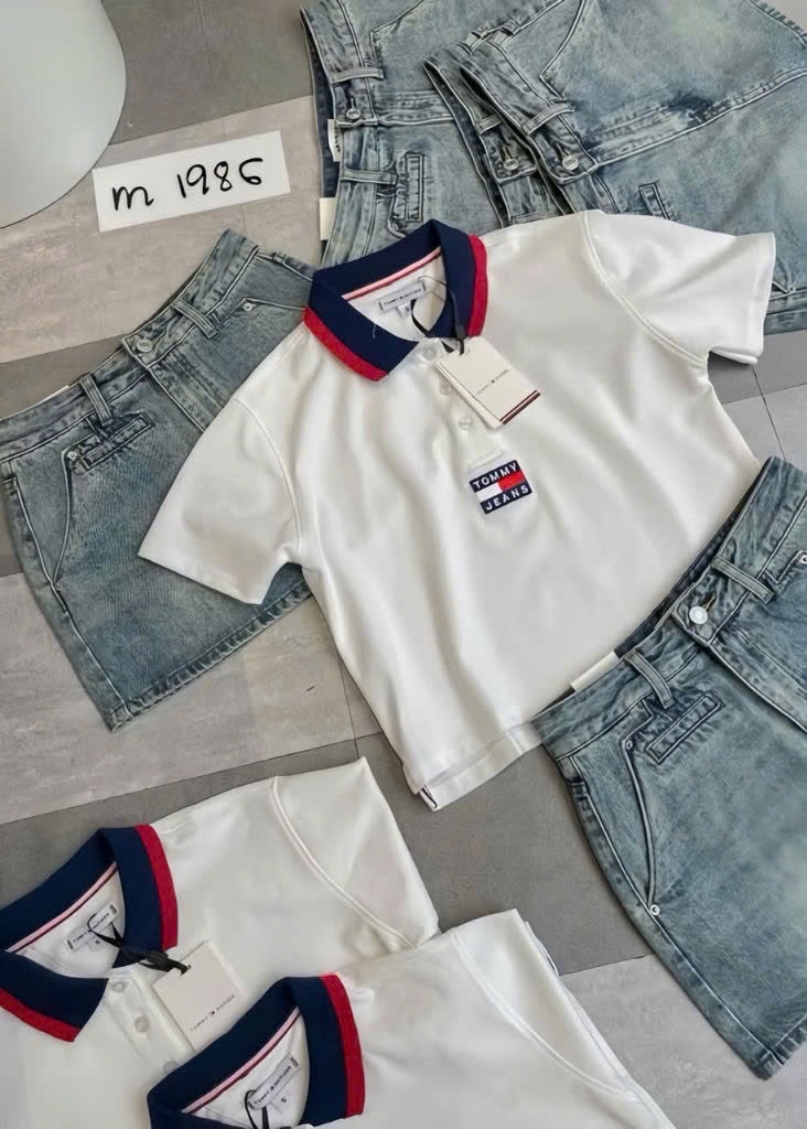 ANU217 - ÁO POLO NỮ TRẮNG TOMMY JEANS CỔ THAN ĐỎ