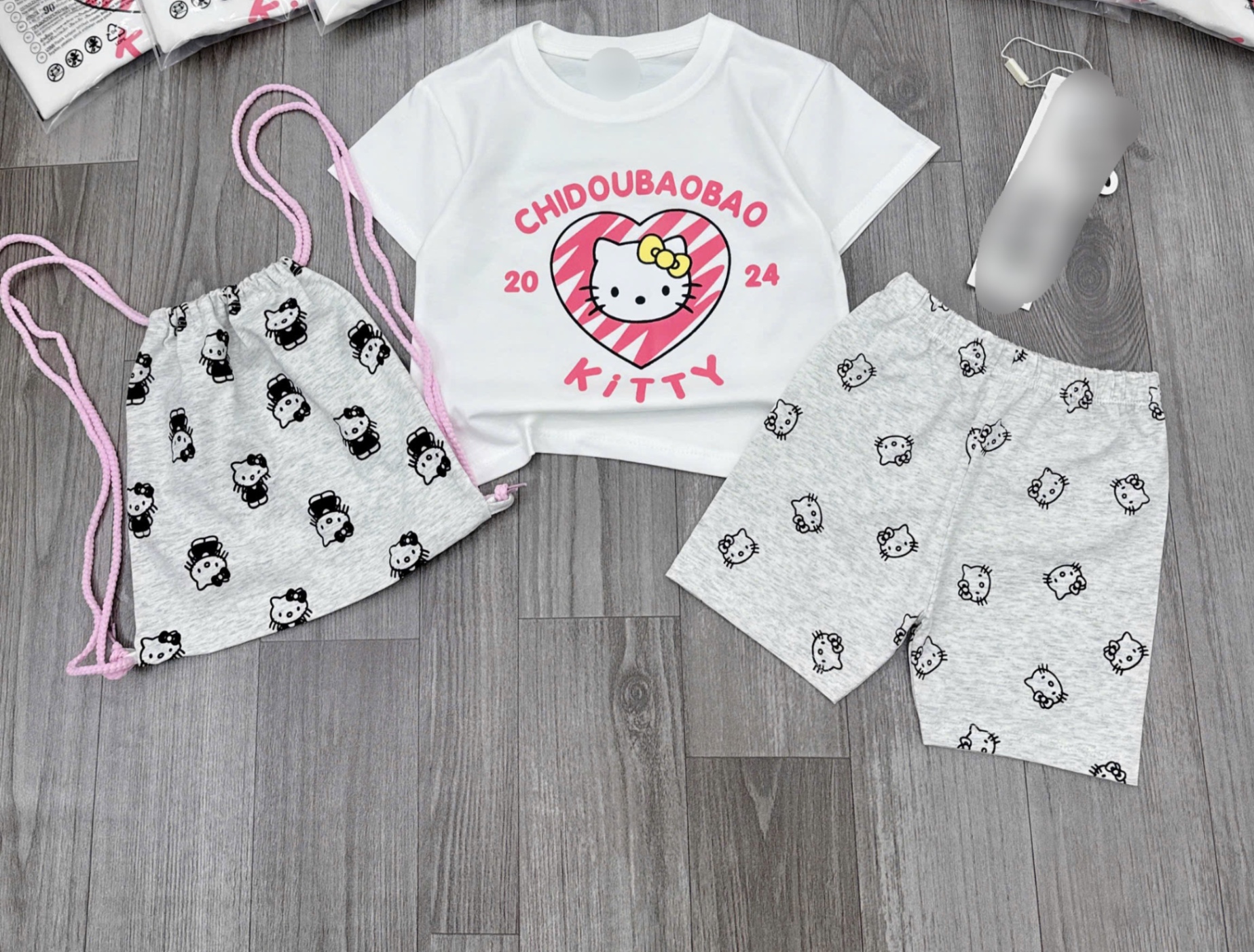 G589 - SET BÉ GÁI ÁO TRẮNG KITTY BAOBAO QUẦN XÁM KÈM BALO