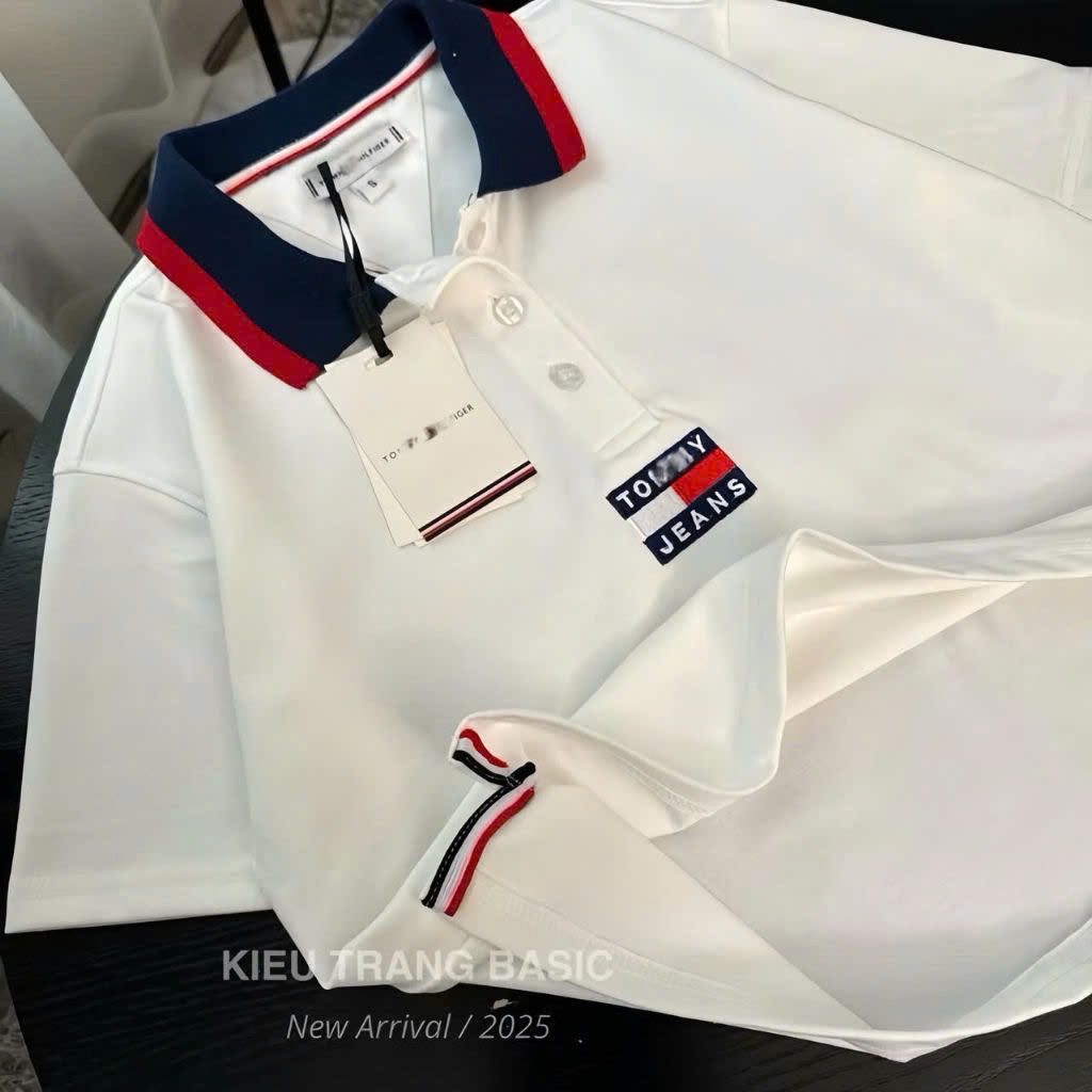 ANU217 - ÁO POLO NỮ TRẮNG TOMMY JEANS CỔ THAN ĐỎ