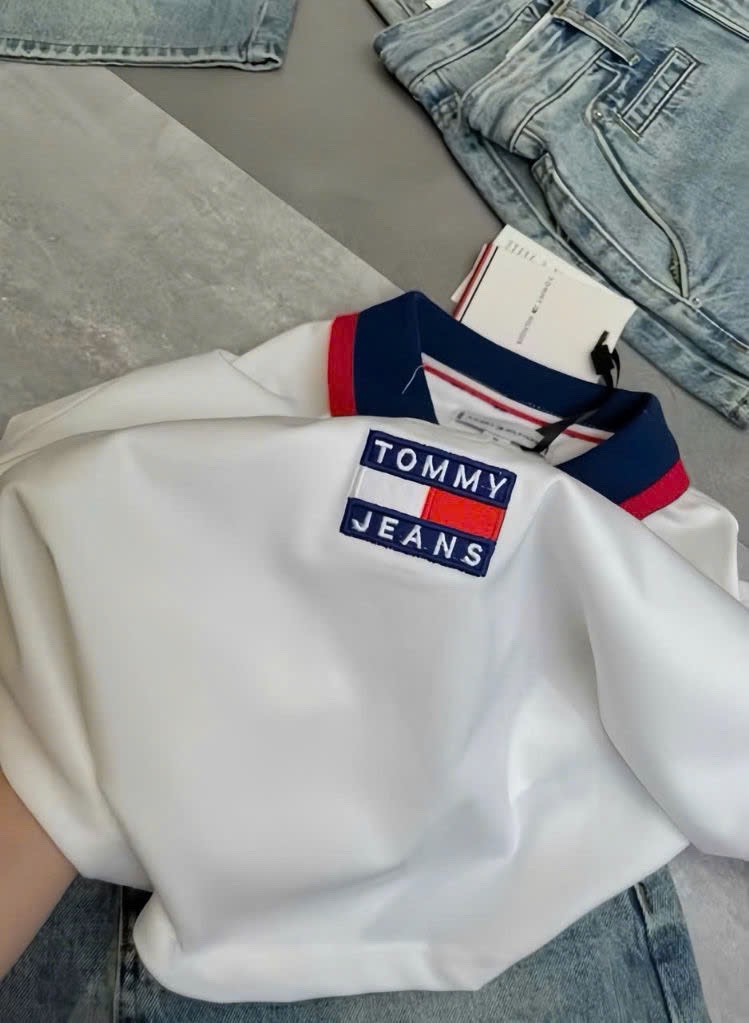 ANU217 - ÁO POLO NỮ TRẮNG TOMMY JEANS CỔ THAN ĐỎ