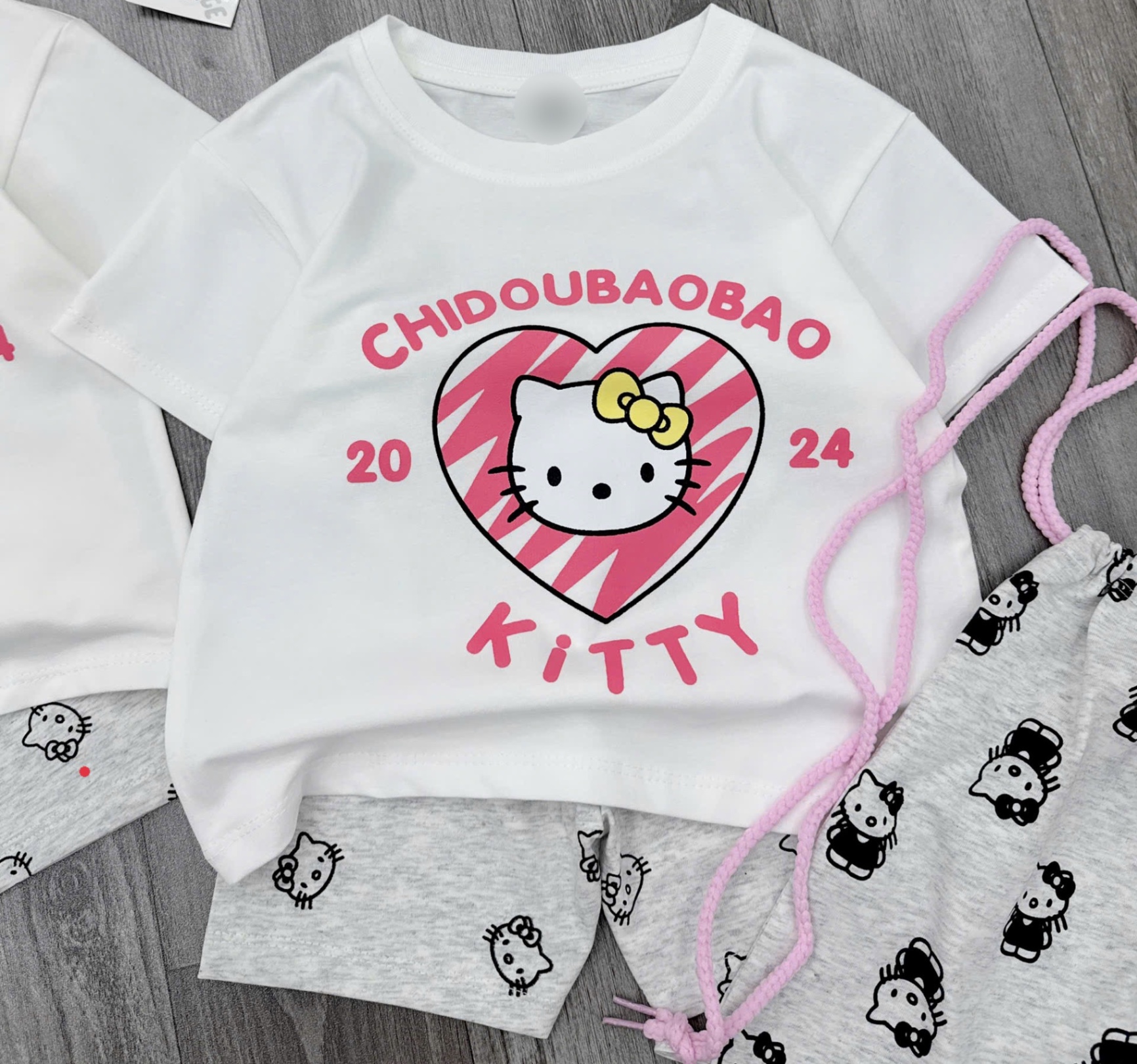 G589 - SET BÉ GÁI ÁO TRẮNG KITTY BAOBAO QUẦN XÁM KÈM BALO