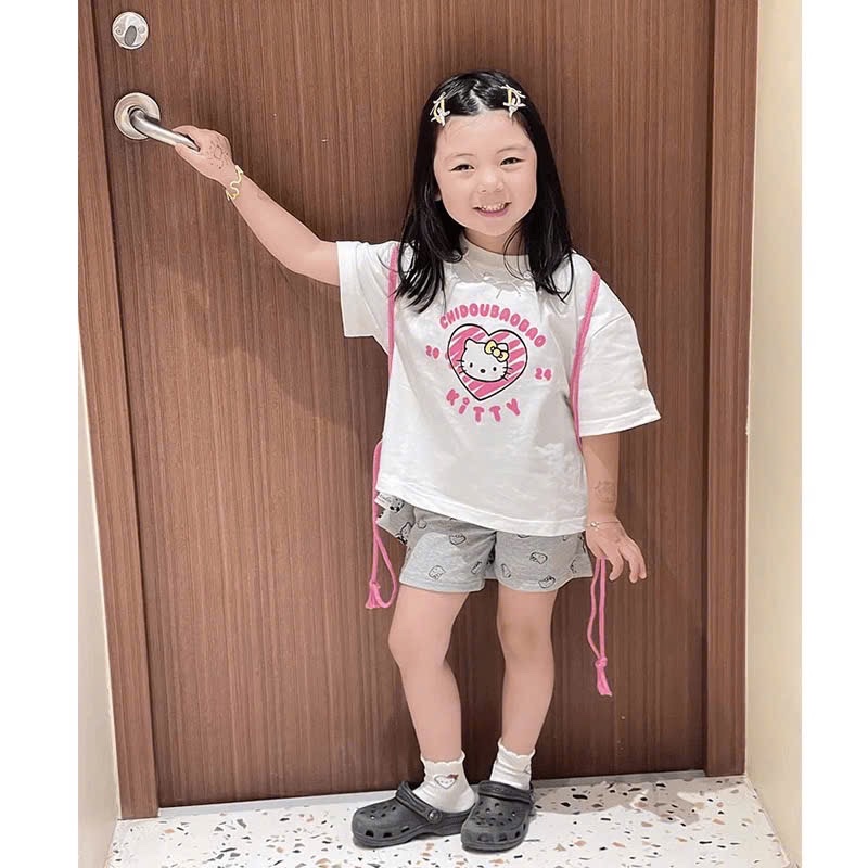 G589 - SET BÉ GÁI ÁO TRẮNG KITTY BAOBAO QUẦN XÁM KÈM BALO