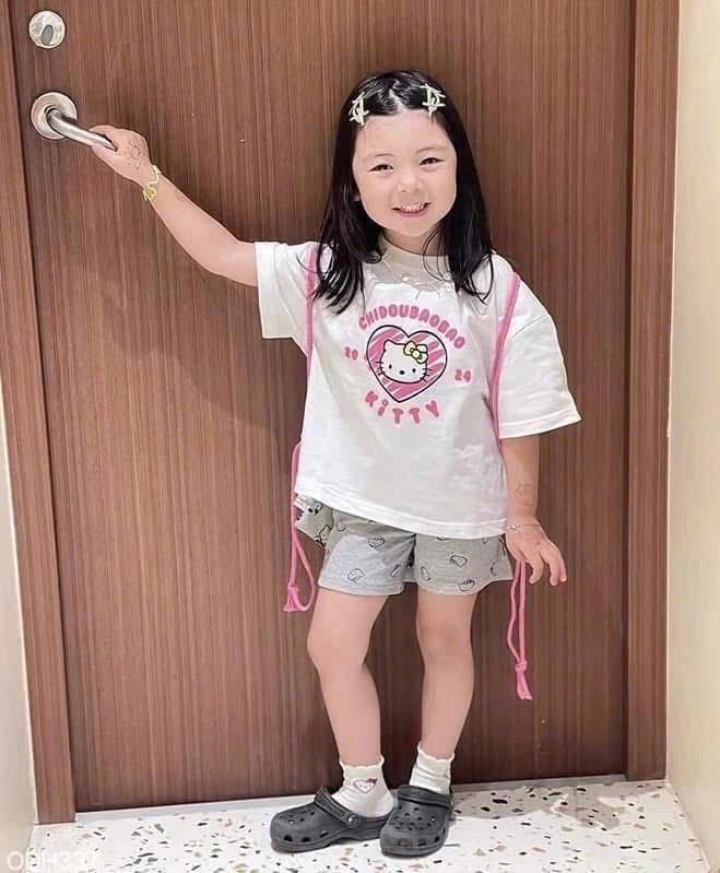 G589 - SET BÉ GÁI ÁO TRẮNG KITTY BAOBAO QUẦN XÁM KÈM BALO