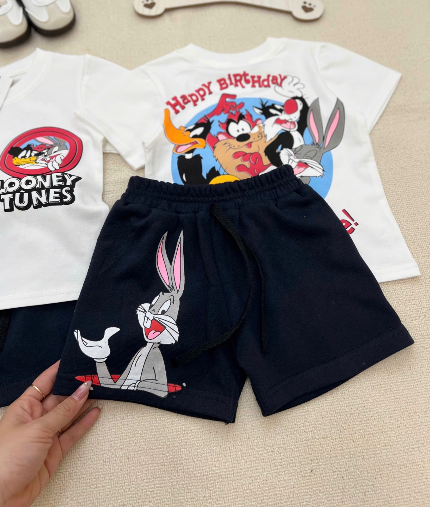 T654 - BỘ ĐÙI BÉ TRAI ÁO TRẮNG THỎ LOONEY QUẦN ĐEN