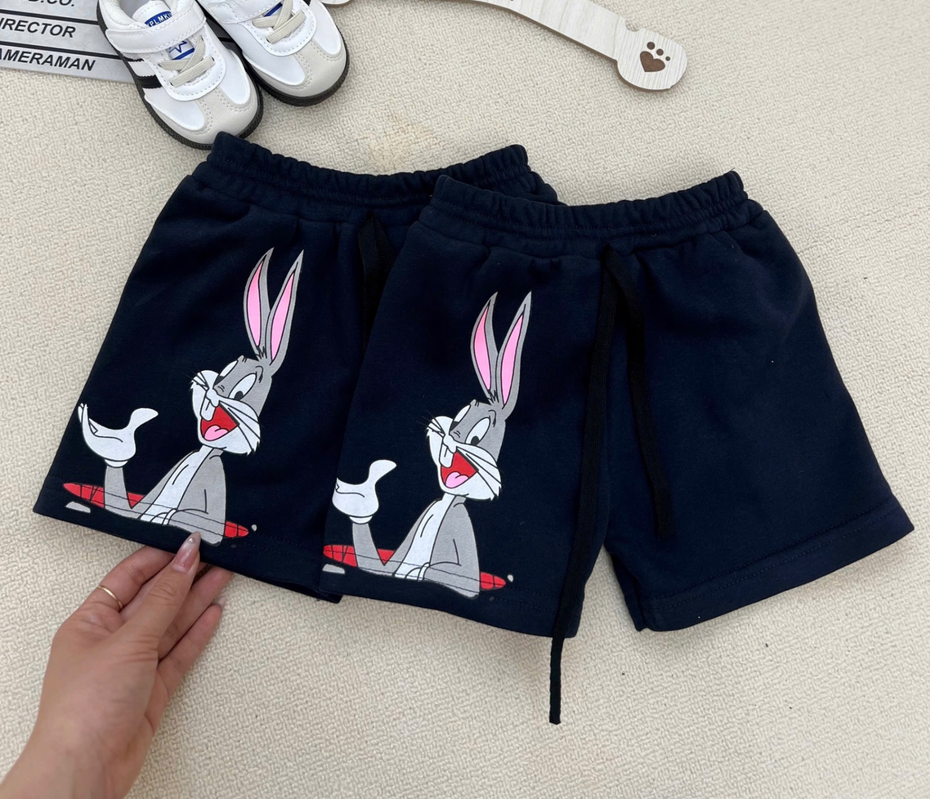 T654 - BỘ ĐÙI BÉ TRAI ÁO TRẮNG THỎ LOONEY QUẦN ĐEN