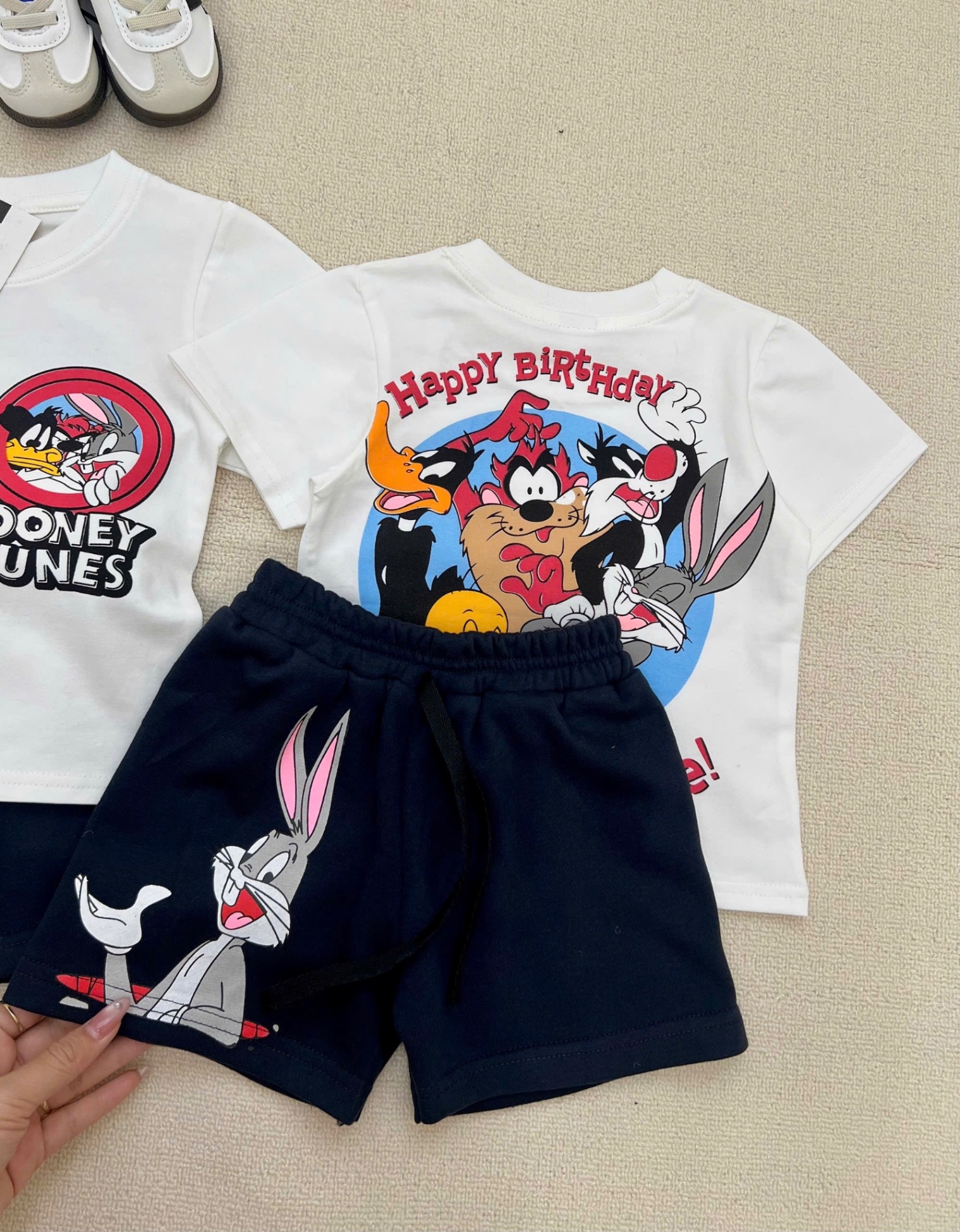 T654 - BỘ ĐÙI BÉ TRAI ÁO TRẮNG THỎ LOONEY QUẦN ĐEN