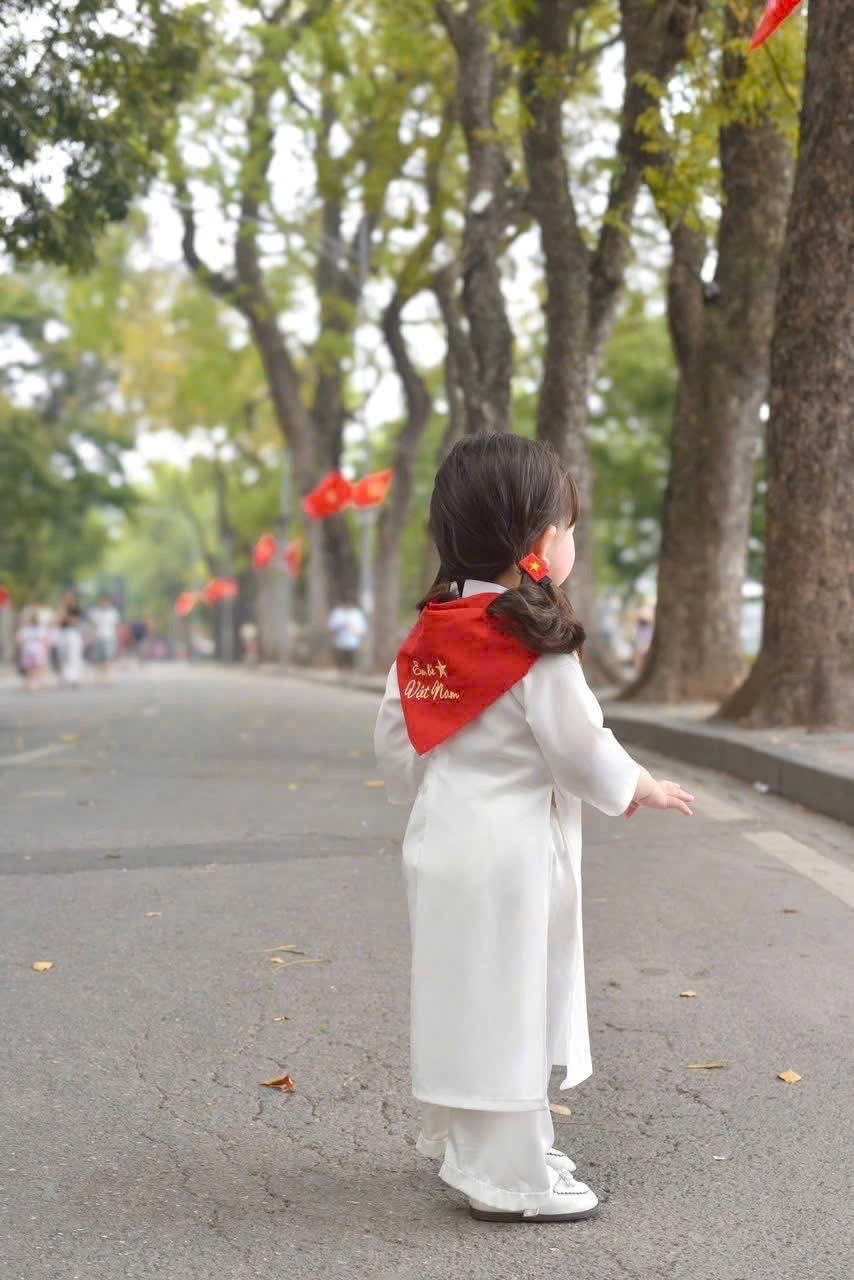 G595 - SET ÁO DÀI BÉ GÁI TRẮNG KÈM KHĂN ĐỎ Em bé