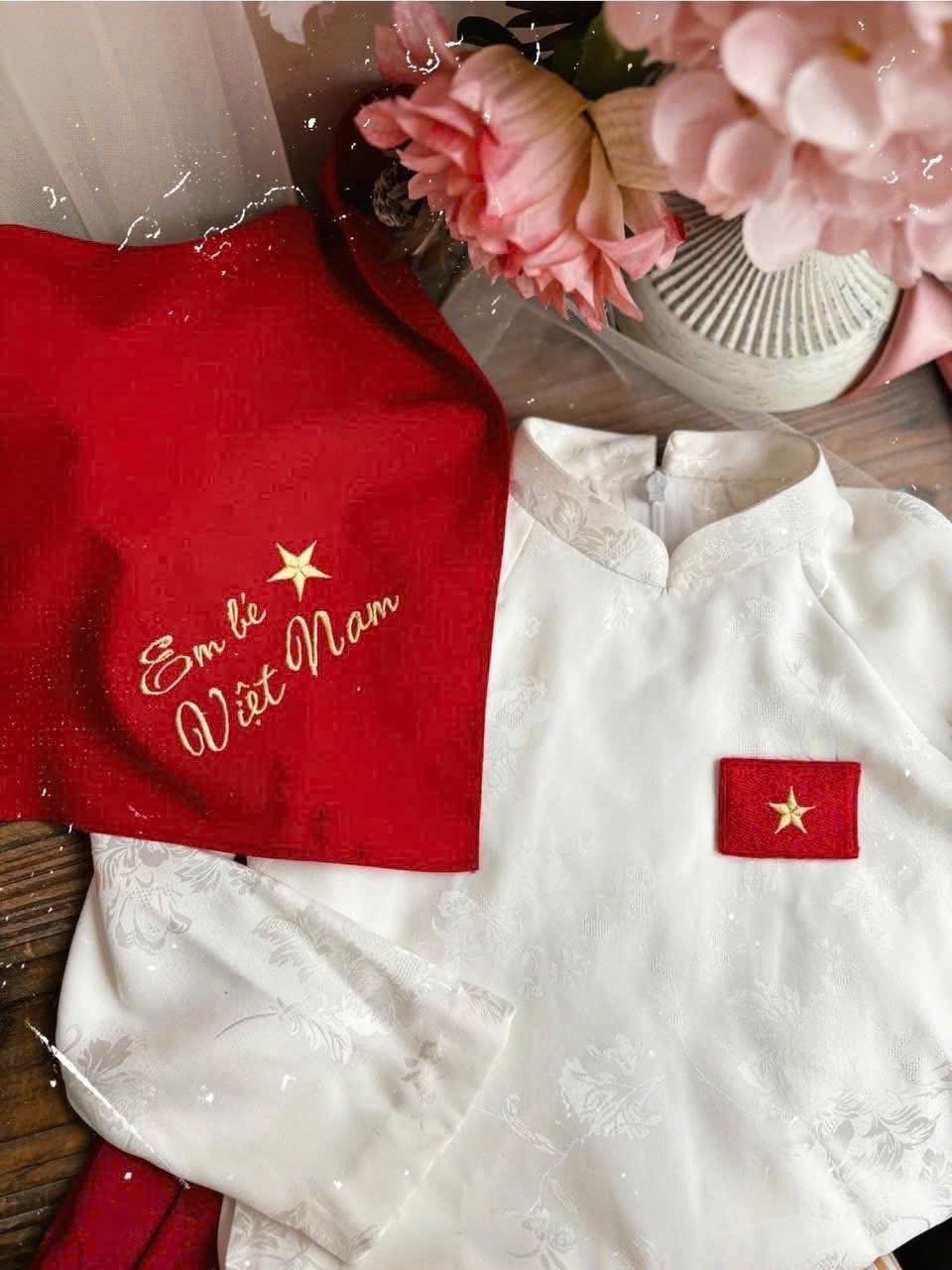 G595 - SET ÁO DÀI BÉ GÁI TRẮNG KÈM KHĂN ĐỎ Em bé