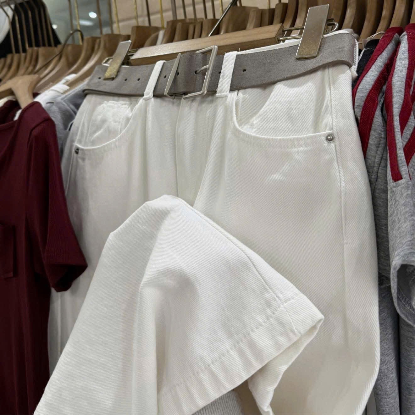 QNU570 - QUẦN JEANS SUÔNG TRẮNG KÈM ĐAI