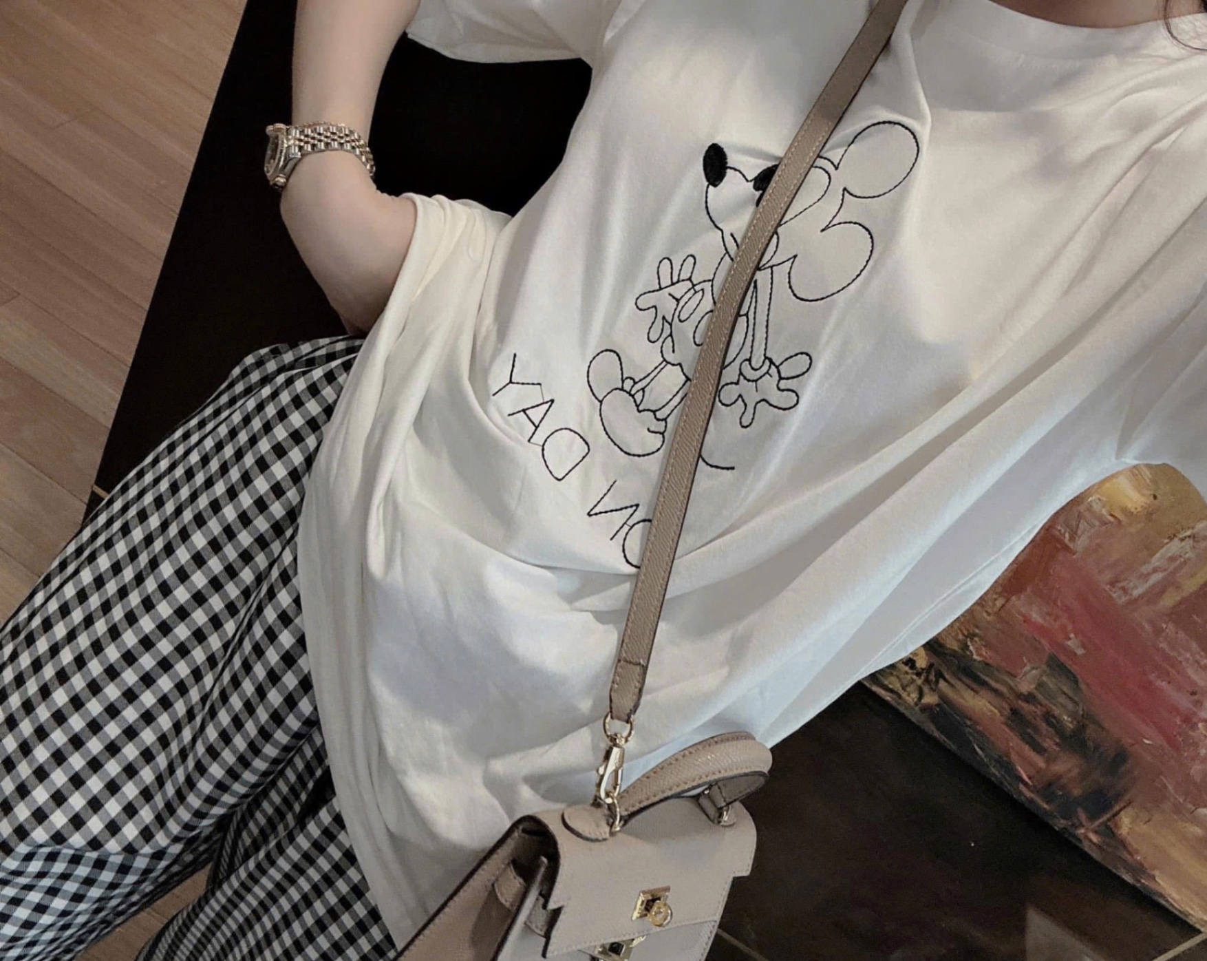 S977 - BỘ NỮ ÁO TRẮNG MICKEY ON DAY QUẦN SUÔNG KẺ