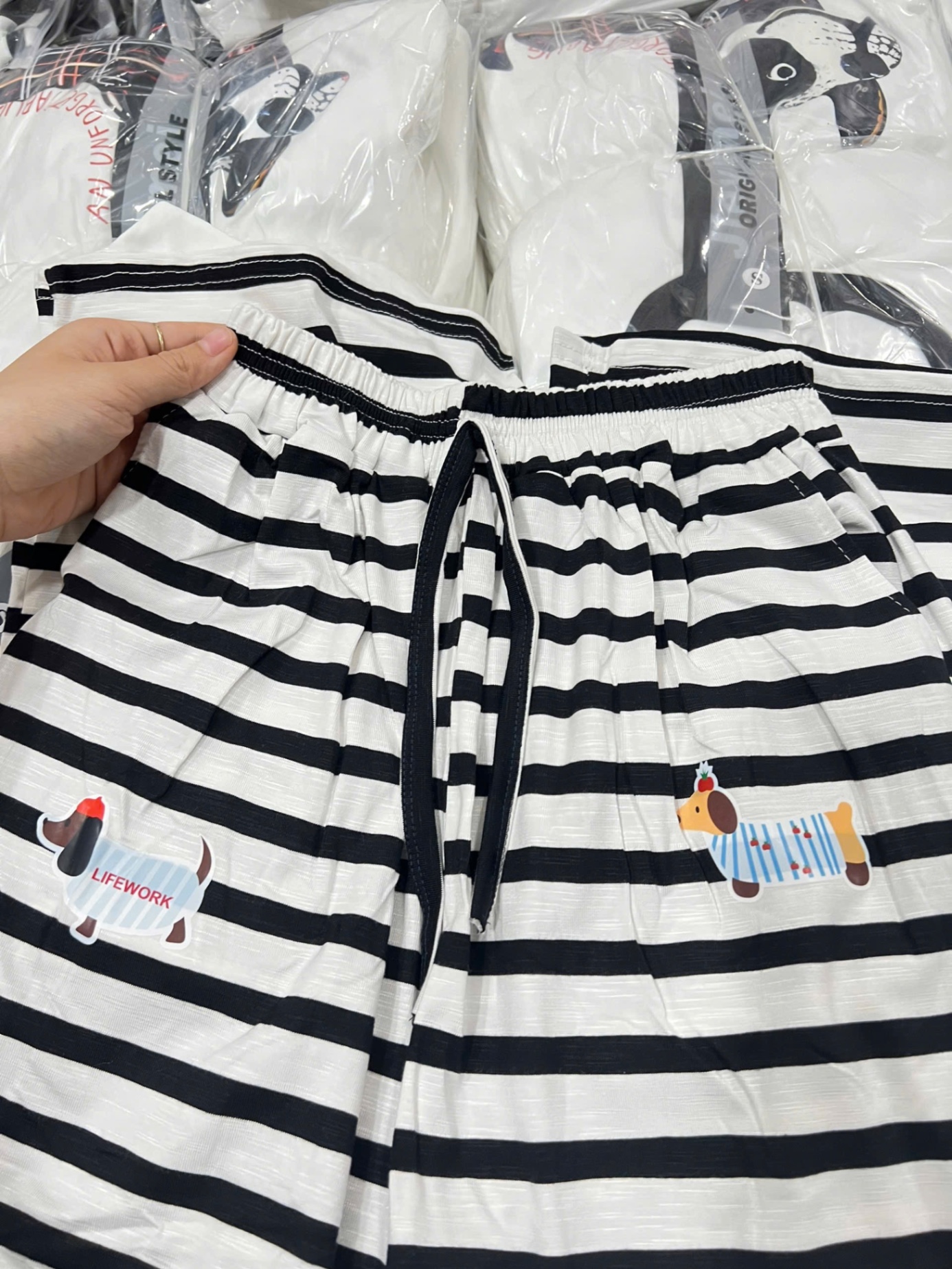 S978 - BỘ NỮ ÁO TRẮNG CHÓ UN FOR QUẦN KẺ NGANG
