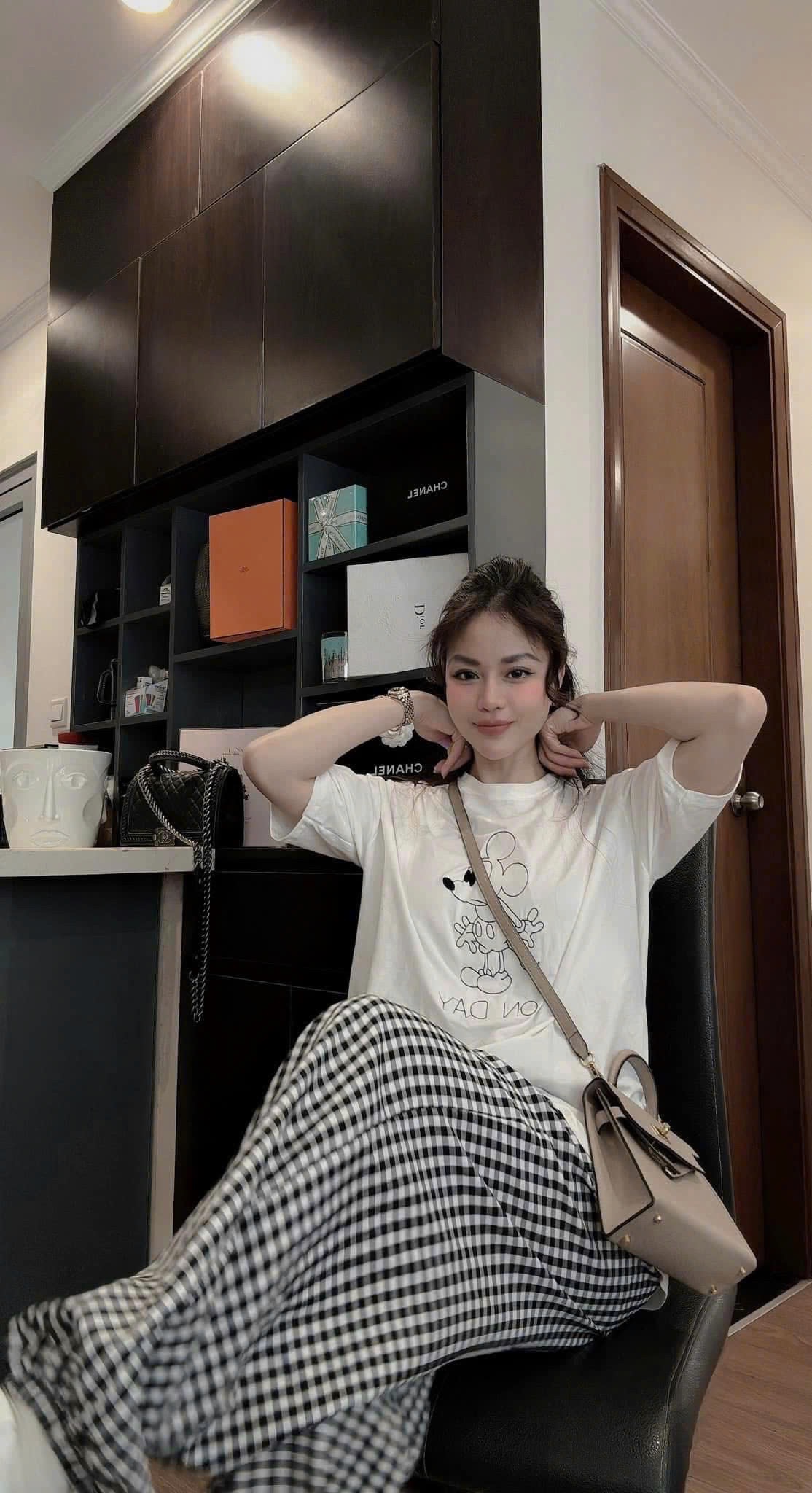 S977 - BỘ NỮ ÁO TRẮNG MICKEY ON DAY QUẦN SUÔNG KẺ
