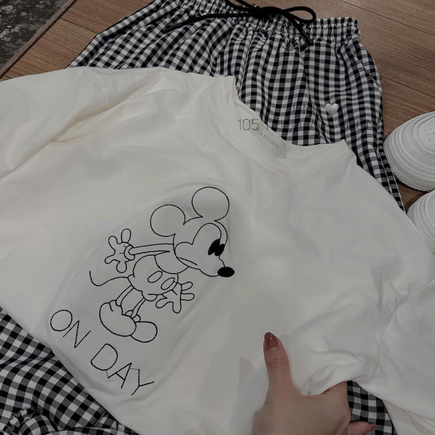 S977 - BỘ NỮ ÁO TRẮNG MICKEY ON DAY QUẦN SUÔNG KẺ