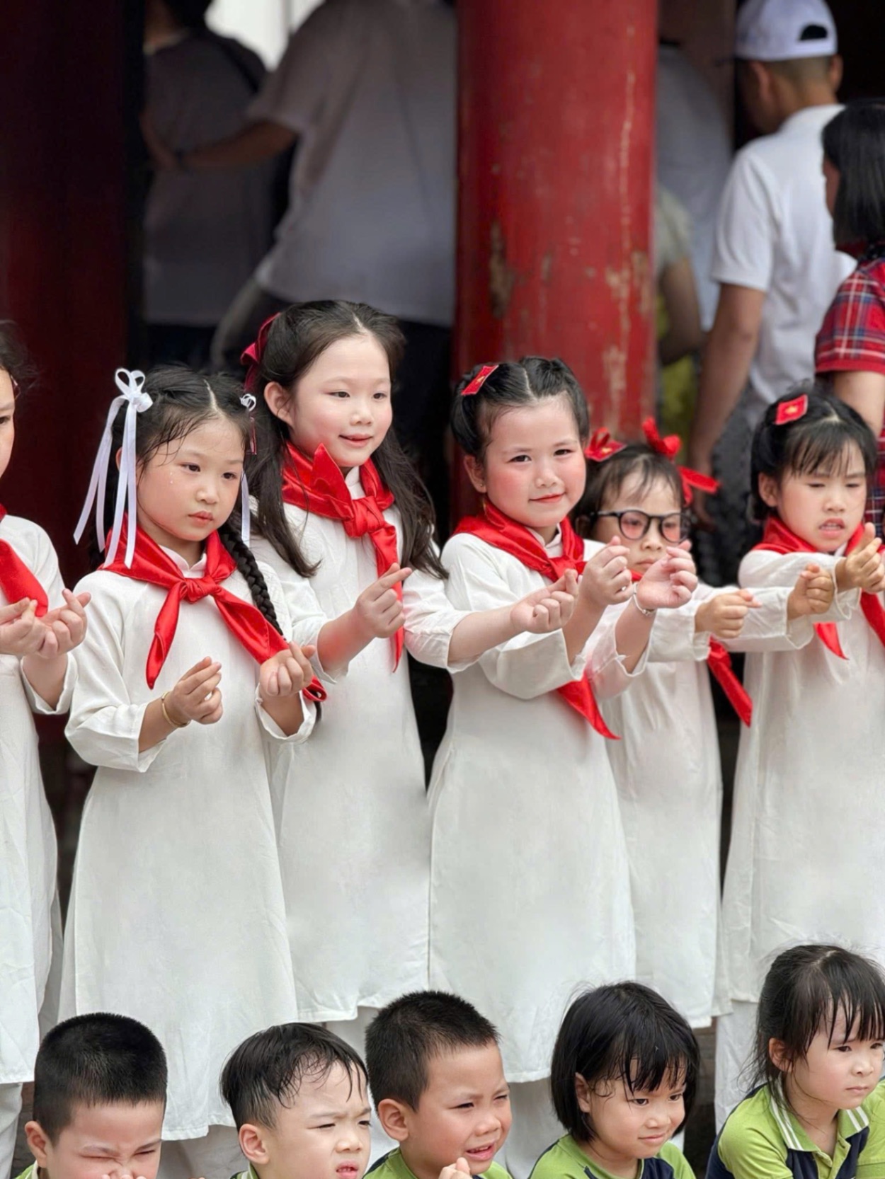 G595 - SET ÁO DÀI BÉ GÁI TRẮNG KÈM KHĂN ĐỎ Em bé