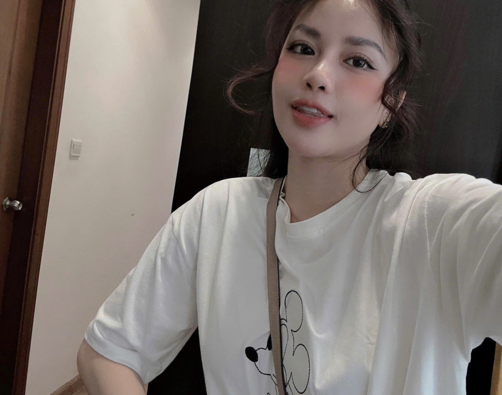 S977 - BỘ NỮ ÁO TRẮNG MICKEY ON DAY QUẦN SUÔNG KẺ
